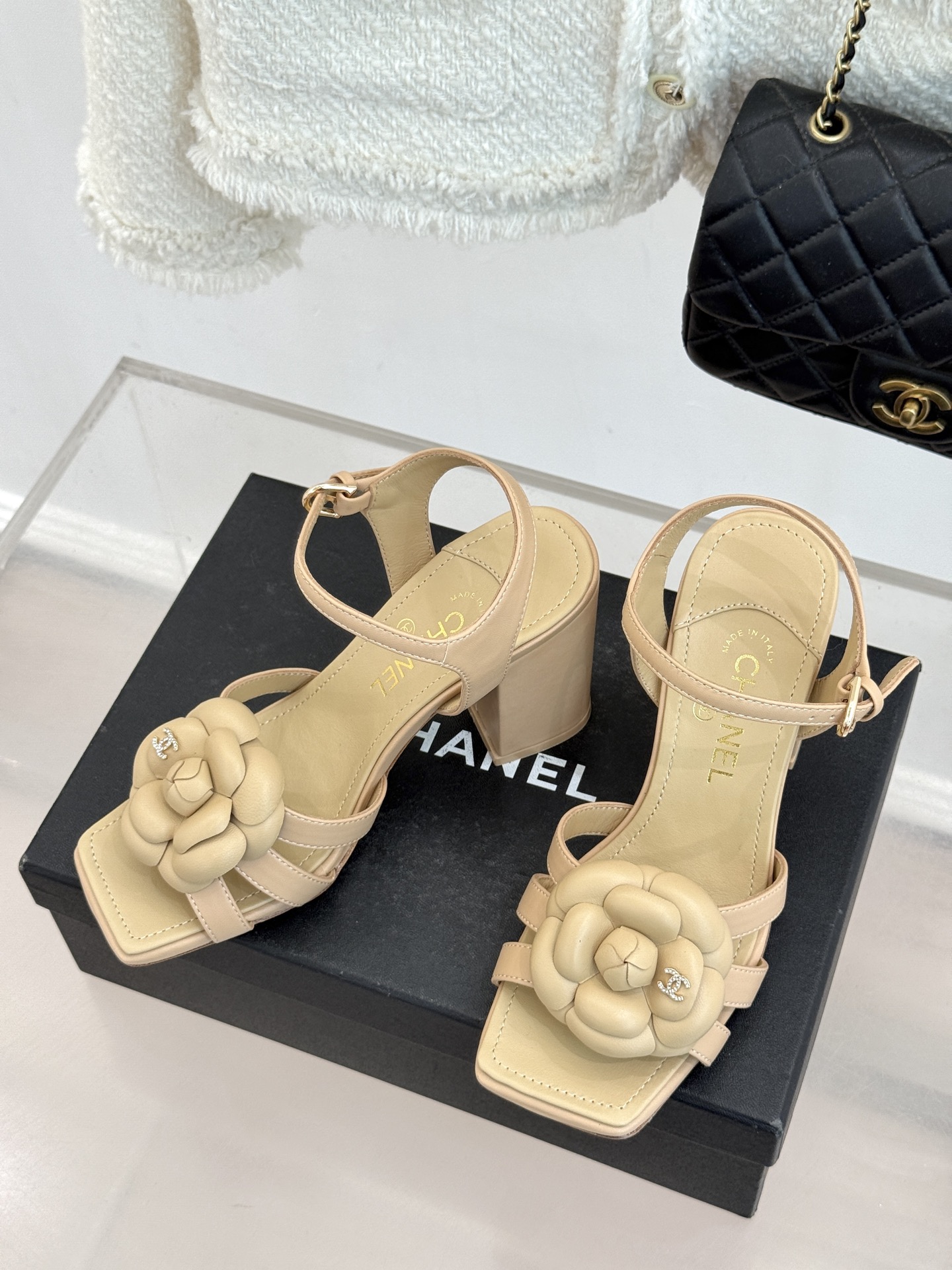 CHANE*｜小香26P春夏新品方头山茶花系列凉鞋当小香标志性的山茶花邂逅方头时髦精们的夏日出街搭子就有