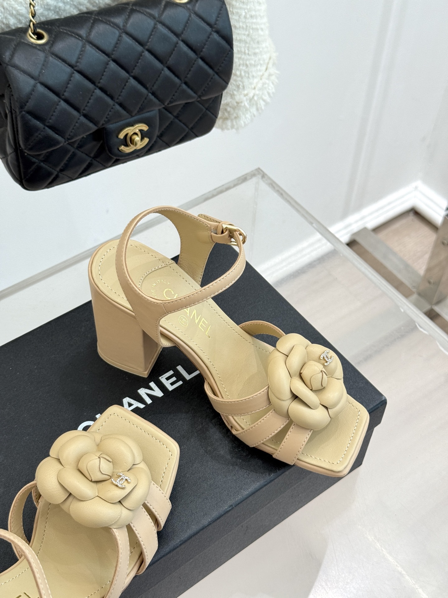 CHANE*｜小香26P春夏新品方头山茶花系列凉鞋当小香标志性的山茶花邂逅方头时髦精们的夏日出街搭子就有