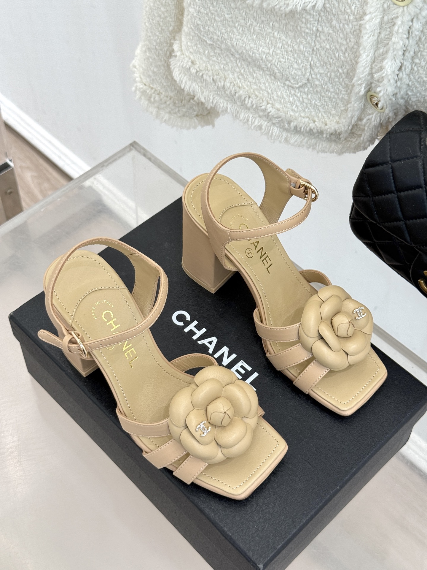 CHANE*｜小香26P春夏新品方头山茶花系列凉鞋当小香标志性的山茶花邂逅方头时髦精们的夏日出街搭子就有