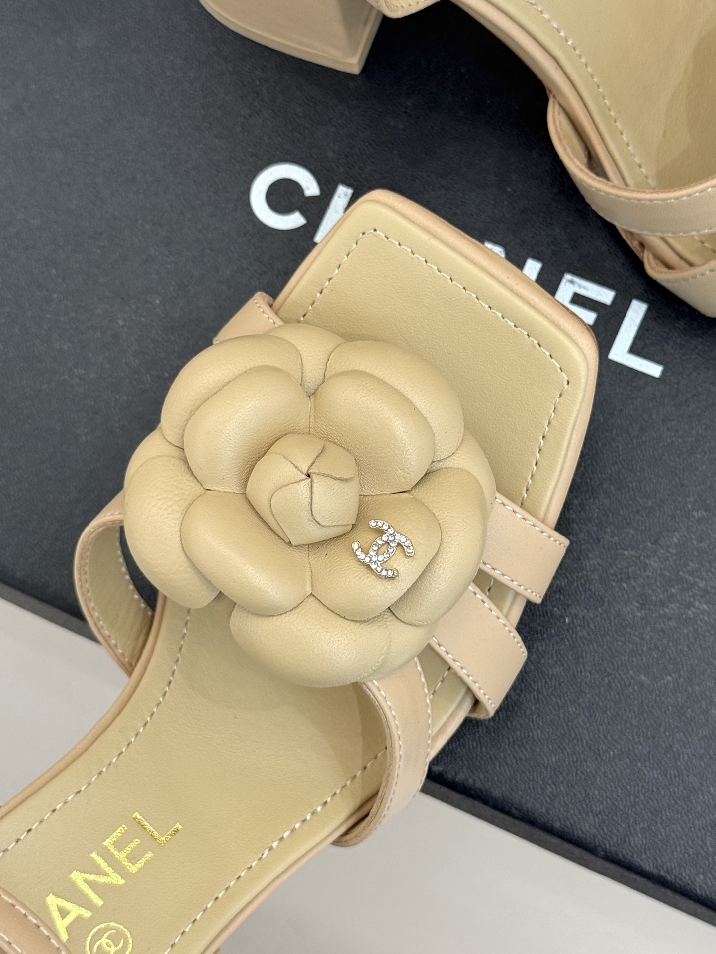 CHANE*｜小香26P春夏新品方头山茶花系列凉鞋当小香标志性的山茶花邂逅方头时髦精们的夏日出街搭子就有