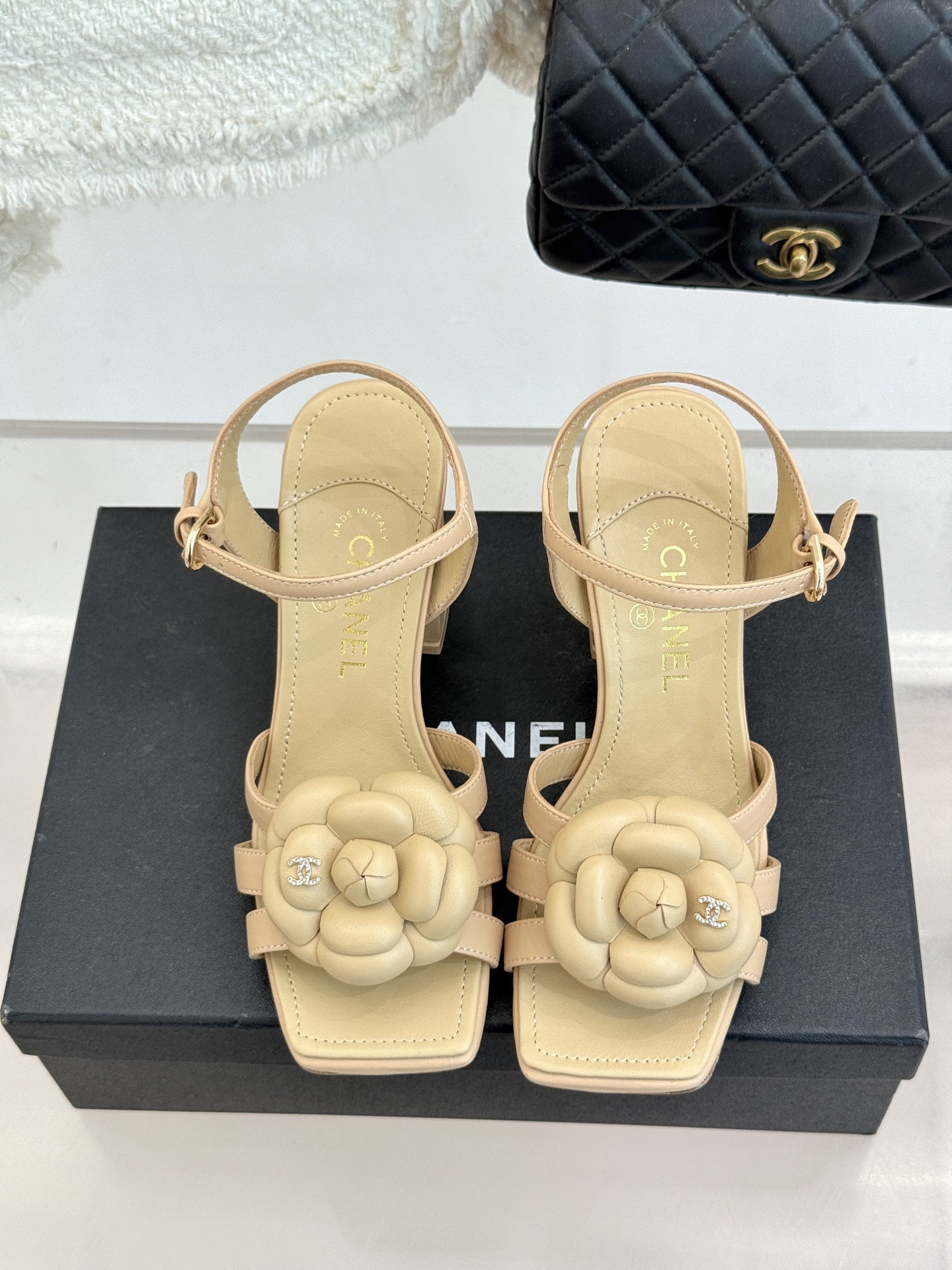 CHANE*｜小香26P春夏新品方头山茶花系列凉鞋当小香标志性的山茶花邂逅方头时髦精们的夏日出街搭子就有