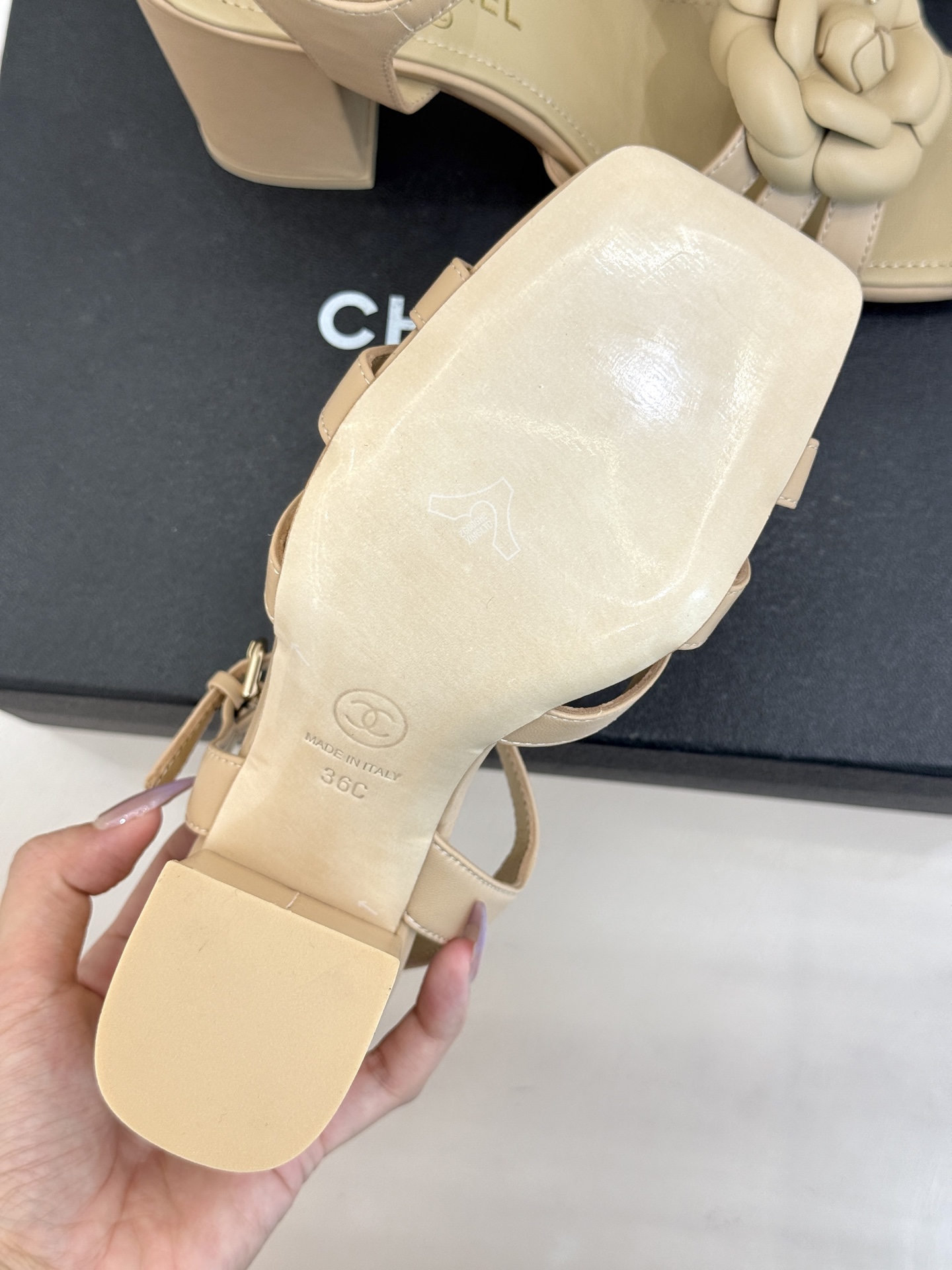 CHANE*｜小香26P春夏新品方头山茶花系列凉鞋当小香标志性的山茶花邂逅方头时髦精们的夏日出街搭子就有