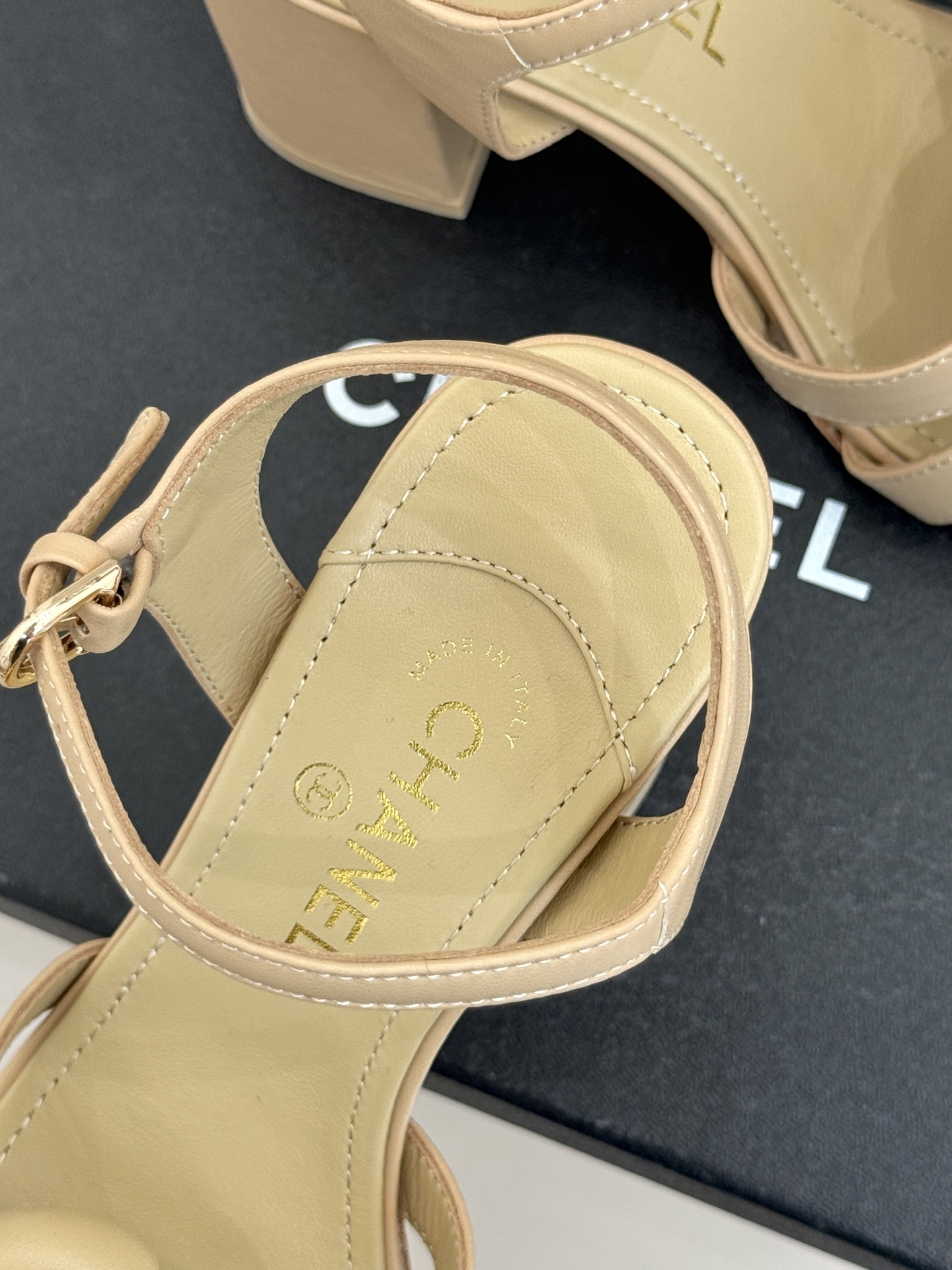 CHANE*｜小香26P春夏新品方头山茶花系列凉鞋当小香标志性的山茶花邂逅方头时髦精们的夏日出街搭子就有