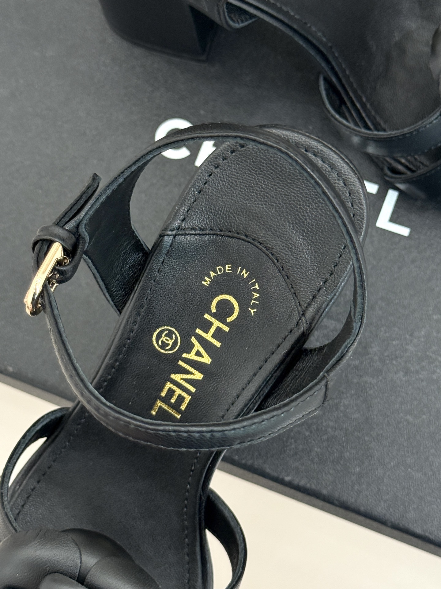 CHANE*｜小香26P春夏新品方头山茶花系列凉鞋当小香标志性的山茶花邂逅方头时髦精们的夏日出街搭子就有