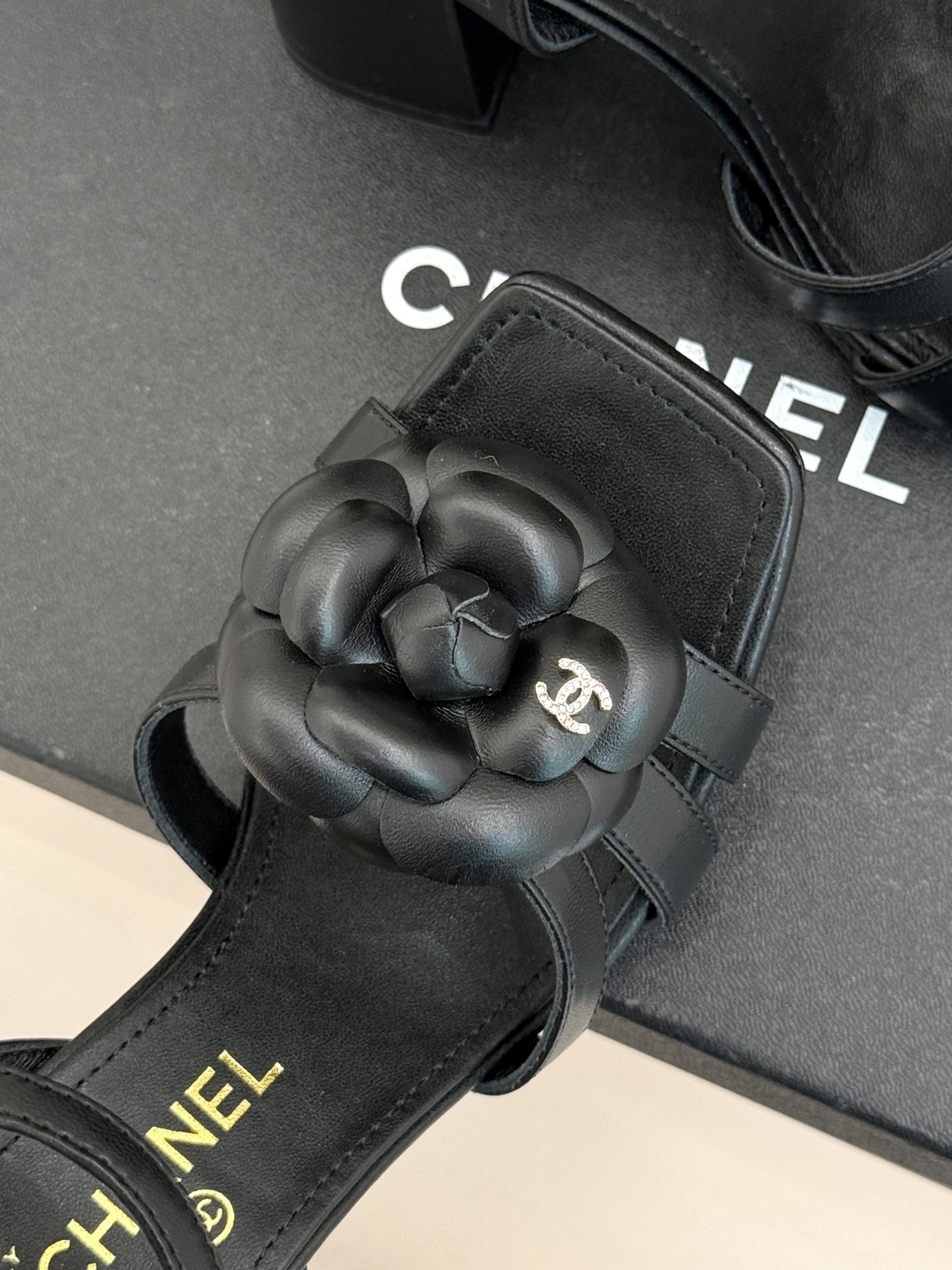 CHANE*｜小香26P春夏新品方头山茶花系列凉鞋当小香标志性的山茶花邂逅方头时髦精们的夏日出街搭子就有