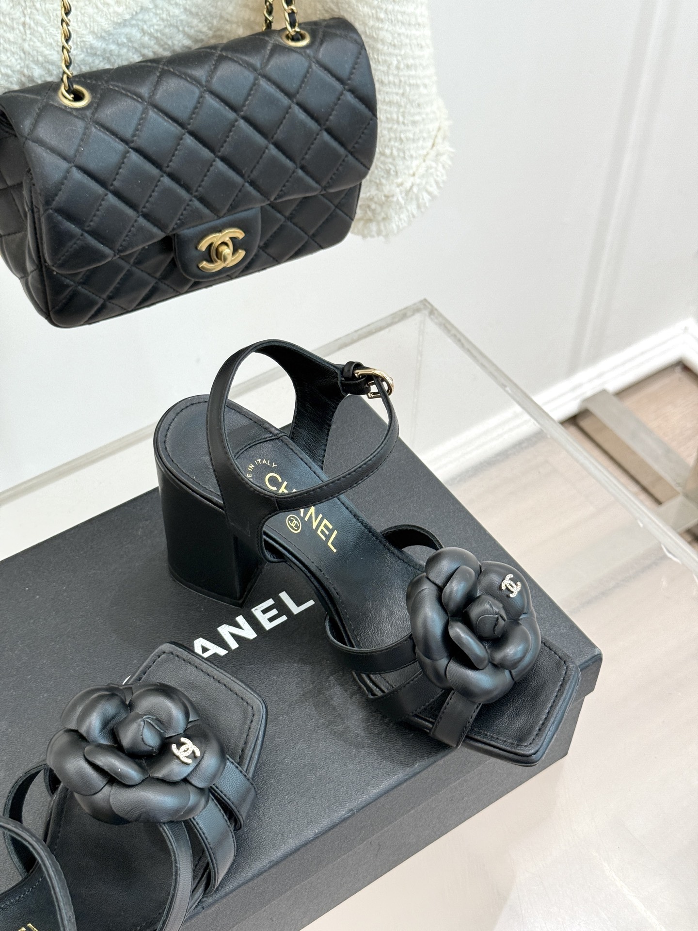 CHANE*｜小香26P春夏新品方头山茶花系列凉鞋当小香标志性的山茶花邂逅方头时髦精们的夏日出街搭子就有