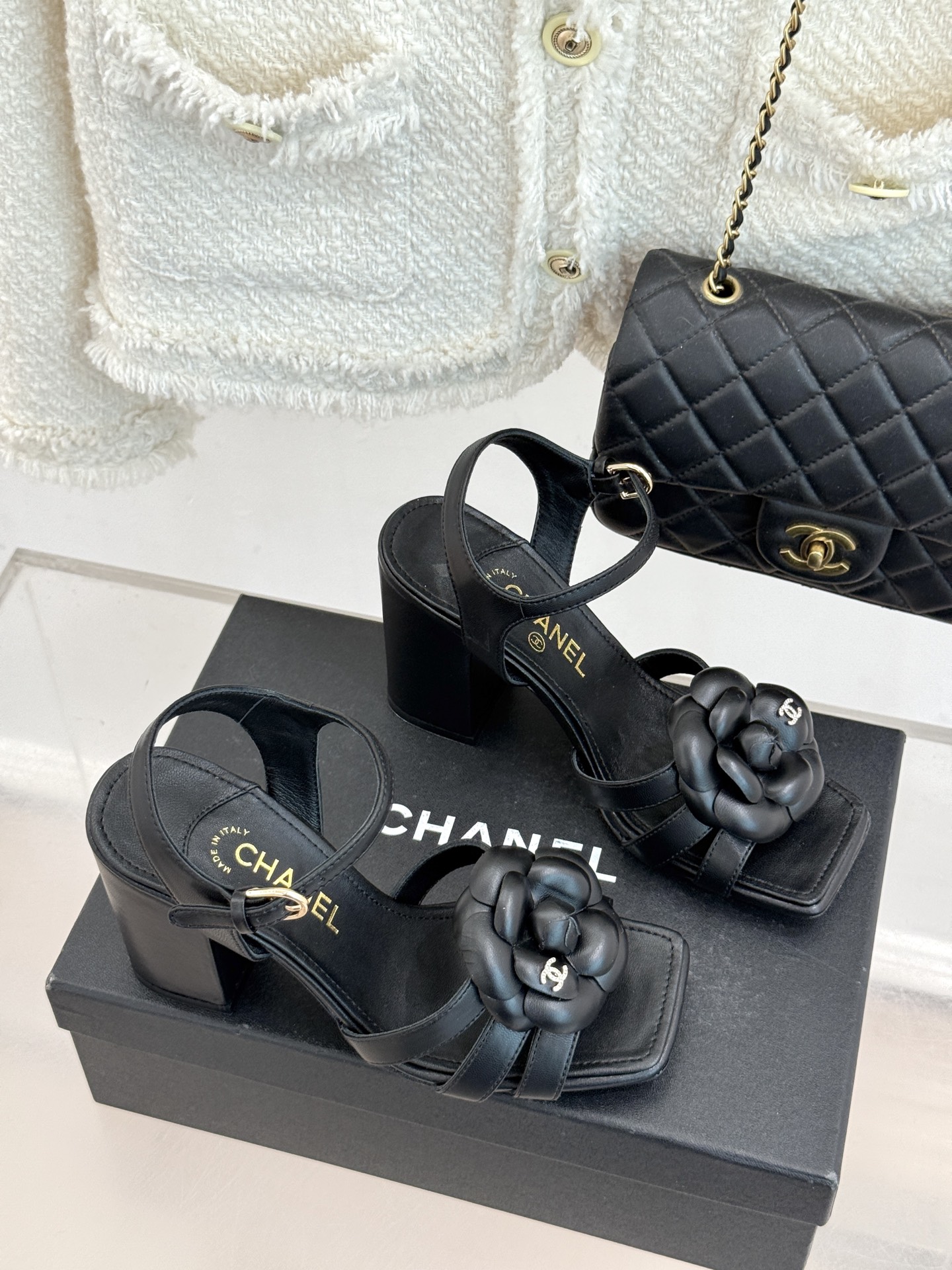 CHANE*｜小香26P春夏新品方头山茶花系列凉鞋当小香标志性的山茶花邂逅方头时髦精们的夏日出街搭子就有