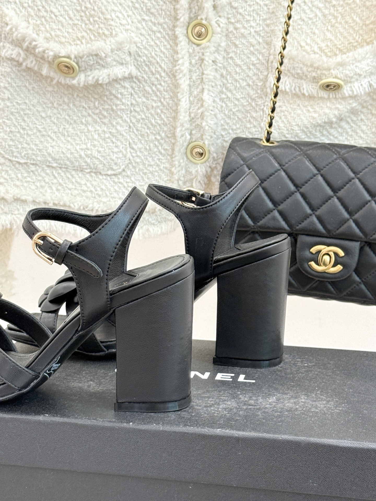 CHANE*｜小香26P春夏新品方头山茶花系列凉鞋当小香标志性的山茶花邂逅方头时髦精们的夏日出街搭子就有