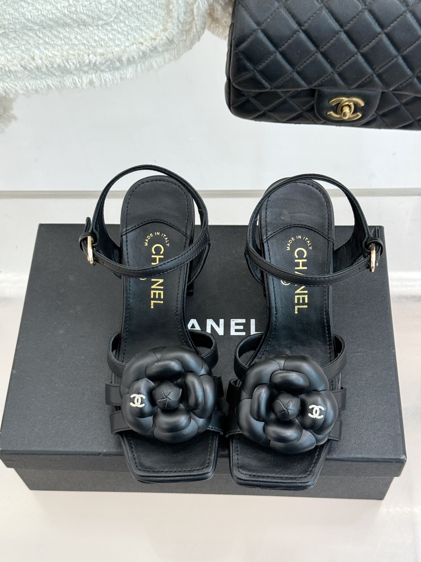 CHANE*｜小香26P春夏新品方头山茶花系列凉鞋当小香标志性的山茶花邂逅方头时髦精们的夏日出街搭子就有