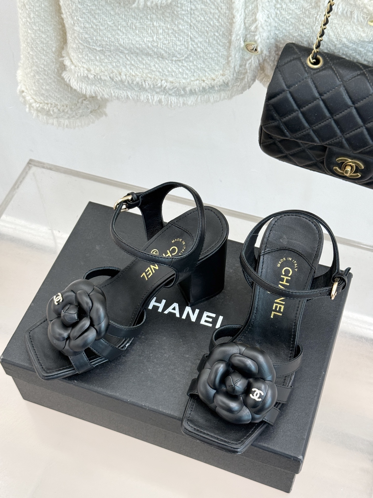 CHANE*｜小香26P春夏新品方头山茶花系列凉鞋当小香标志性的山茶花邂逅方头时髦精们的夏日出街搭子就有