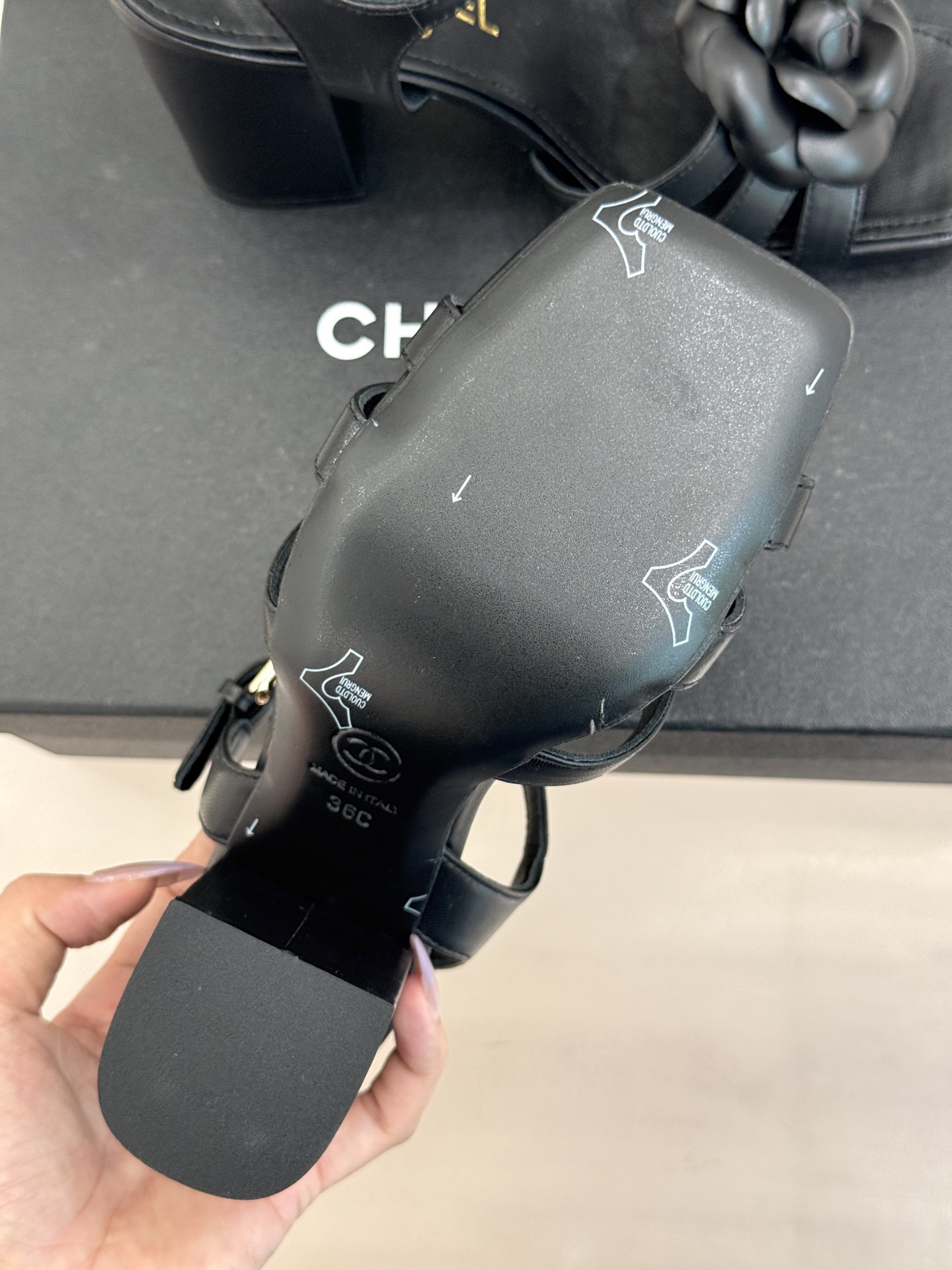 CHANE*｜小香26P春夏新品方头山茶花系列凉鞋当小香标志性的山茶花邂逅方头时髦精们的夏日出街搭子就有