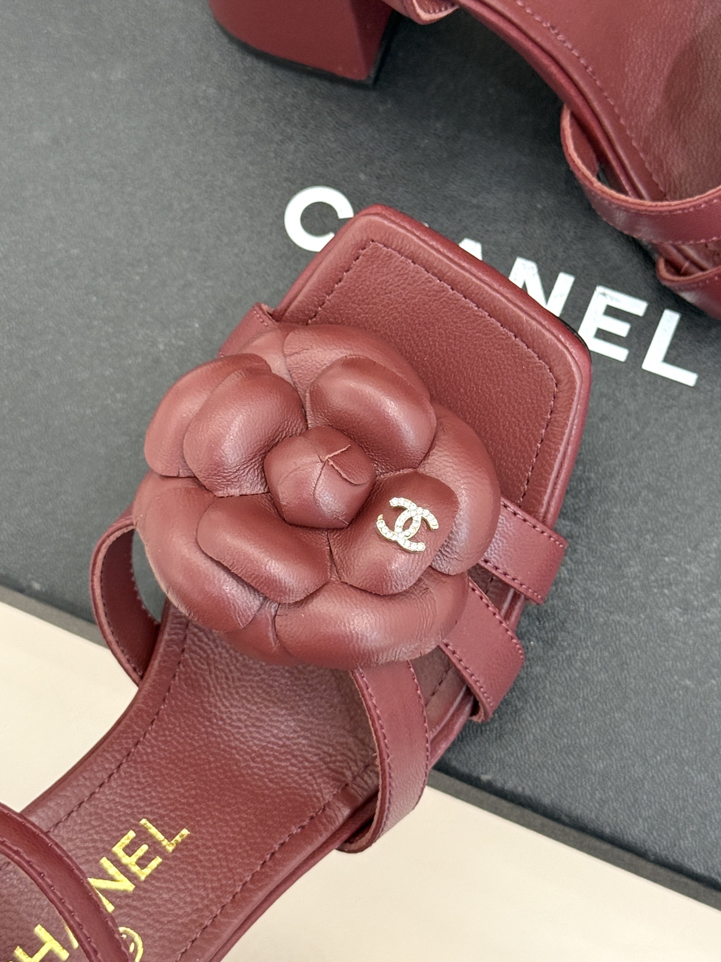 CHANE*｜小香26P春夏新品方头山茶花系列凉鞋当小香标志性的山茶花邂逅方头时髦精们的夏日出街搭子就有