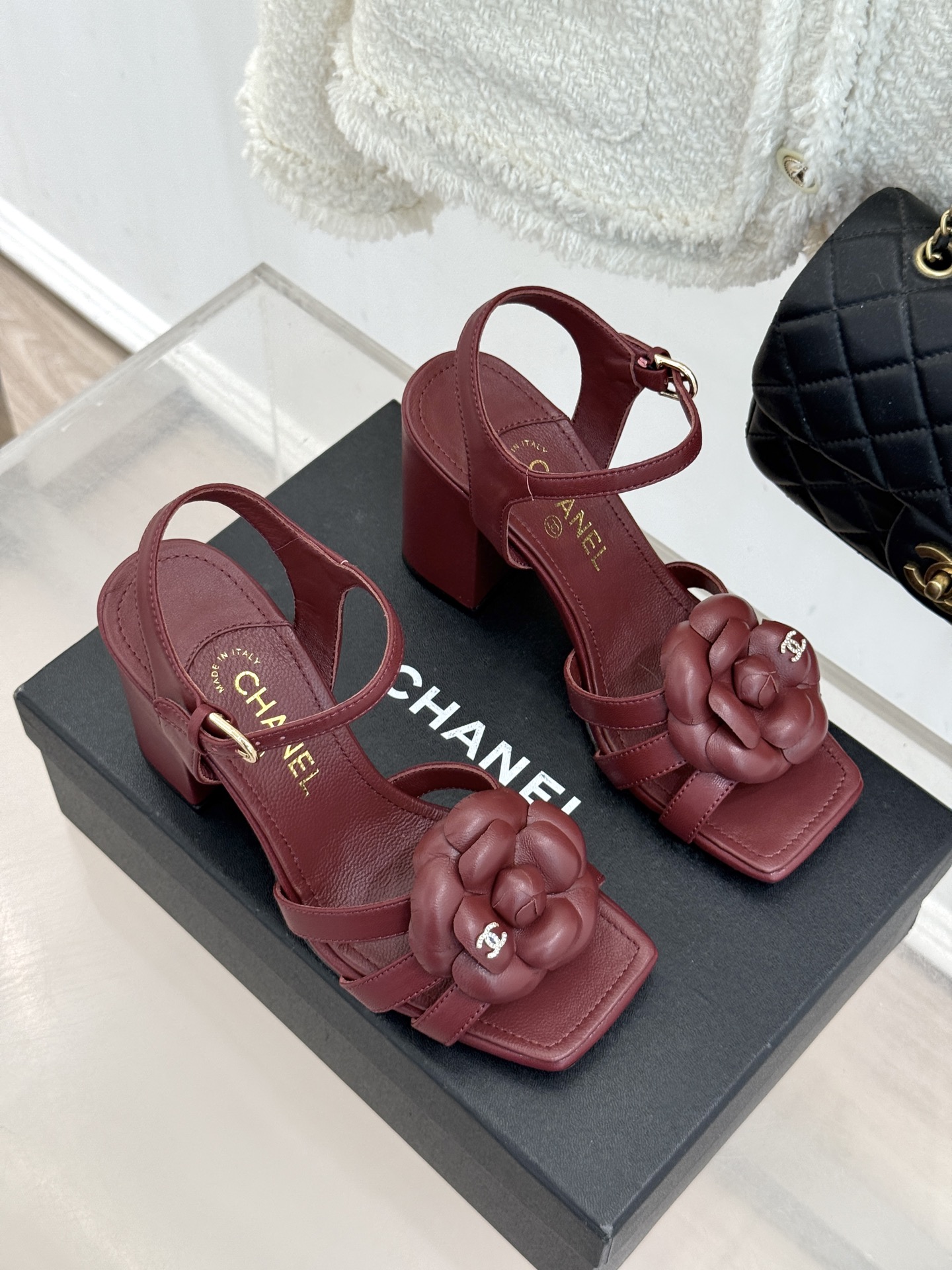 CHANE*｜小香26P春夏新品方头山茶花系列凉鞋当小香标志性的山茶花邂逅方头时髦精们的夏日出街搭子就有