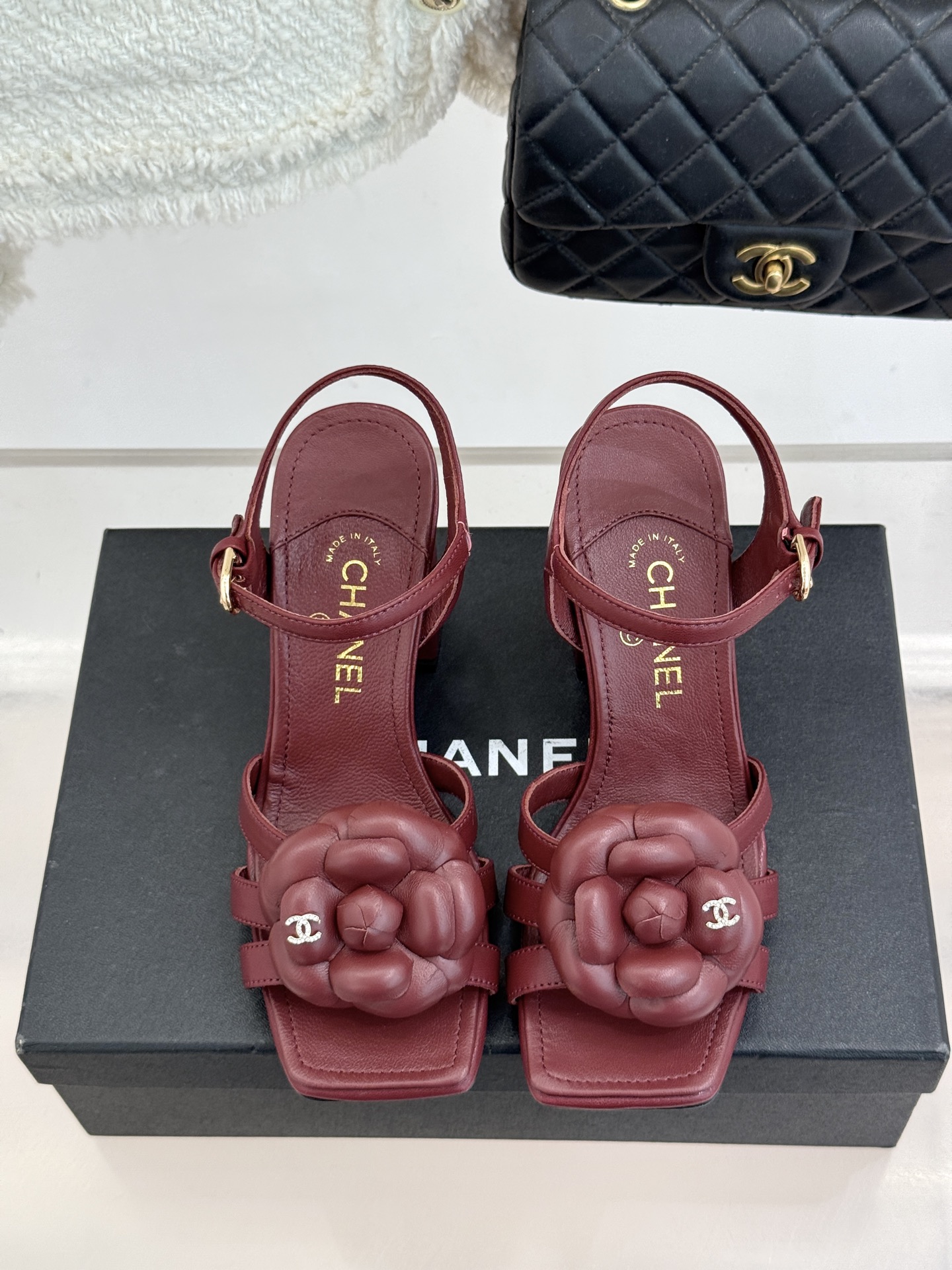 CHANE*｜小香26P春夏新品方头山茶花系列凉鞋当小香标志性的山茶花邂逅方头时髦精们的夏日出街搭子就有