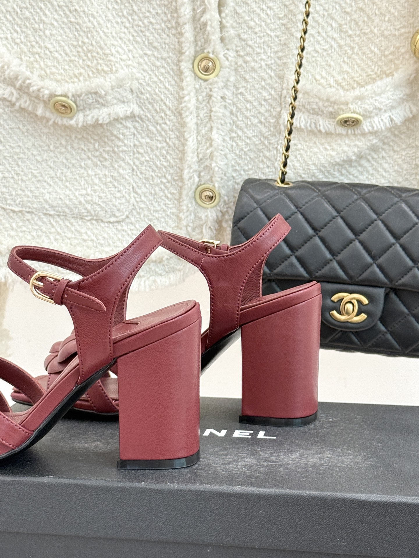 CHANE*｜小香26P春夏新品方头山茶花系列凉鞋当小香标志性的山茶花邂逅方头时髦精们的夏日出街搭子就有