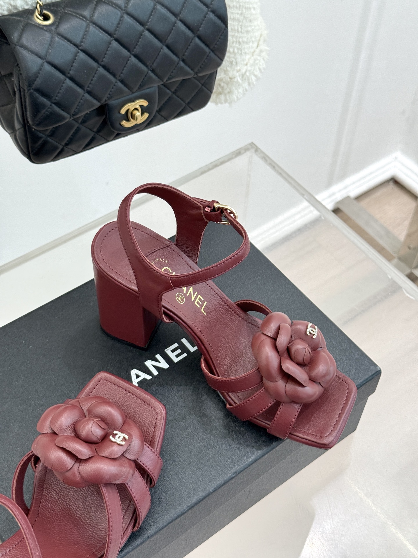 CHANE*｜小香26P春夏新品方头山茶花系列凉鞋当小香标志性的山茶花邂逅方头时髦精们的夏日出街搭子就有