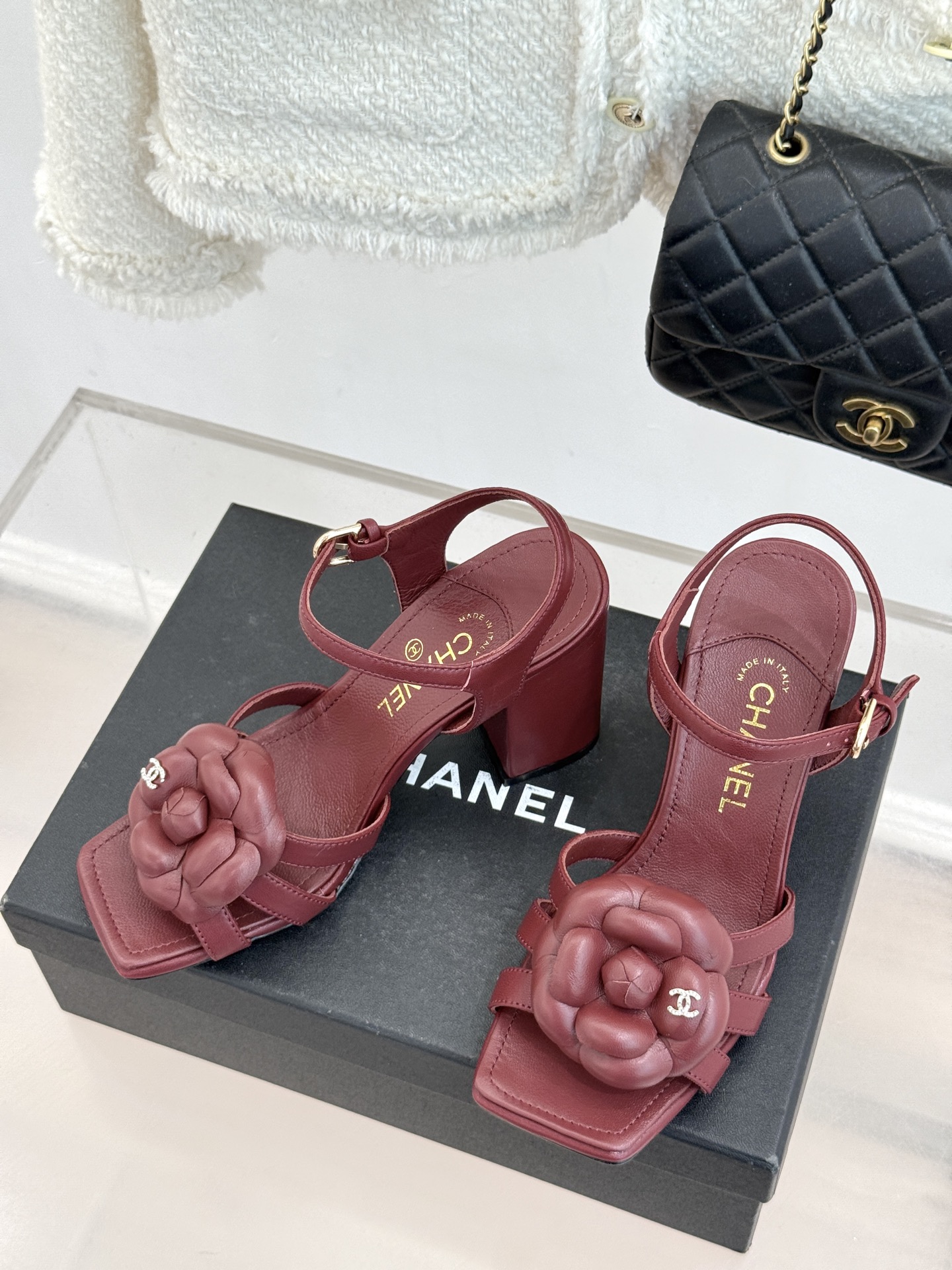 CHANE*｜小香26P春夏新品方头山茶花系列凉鞋当小香标志性的山茶花邂逅方头时髦精们的夏日出街搭子就有