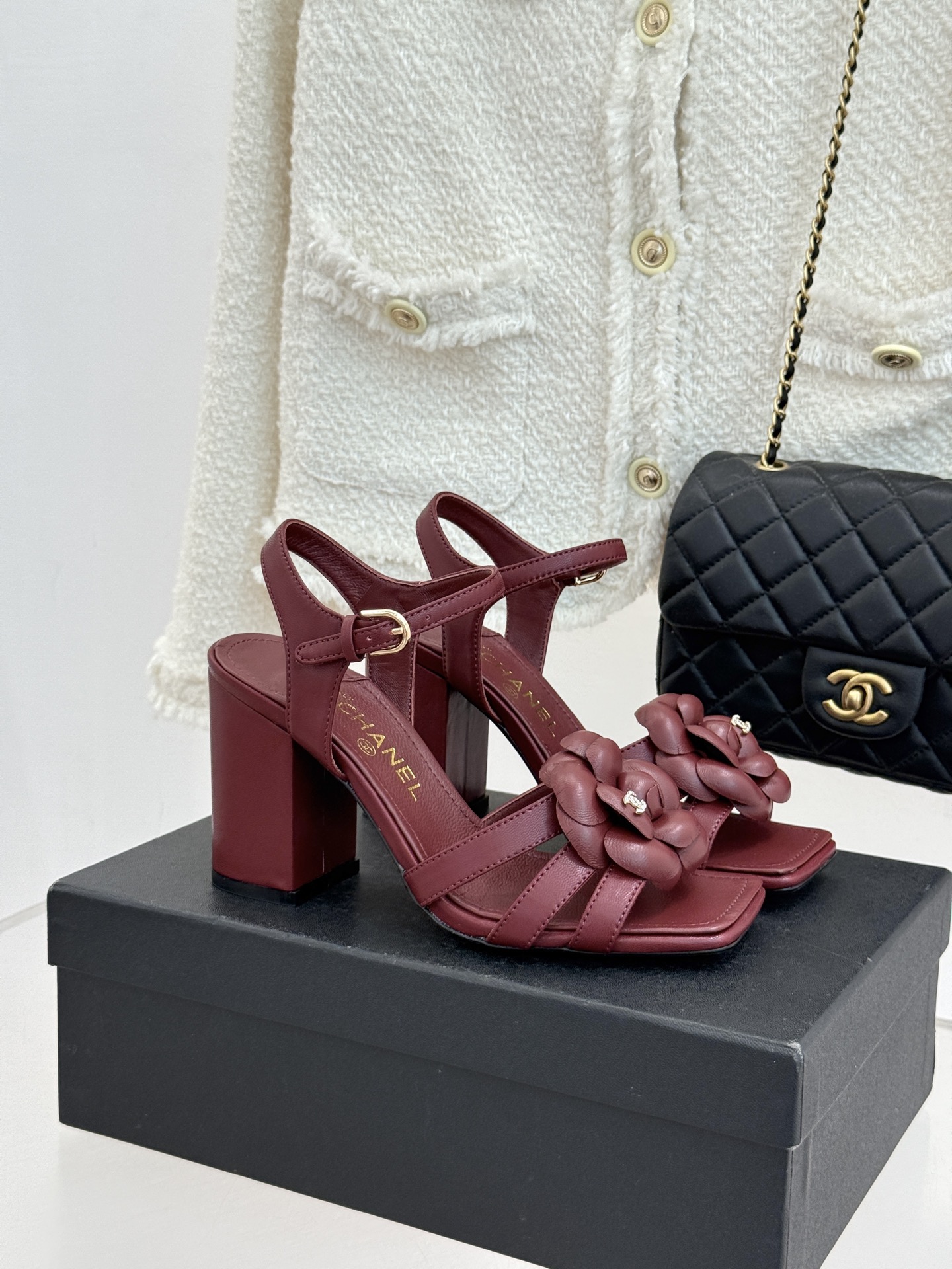 CHANE*｜小香26P春夏新品方头山茶花系列凉鞋当小香标志性的山茶花邂逅方头时髦精们的夏日出街搭子就有