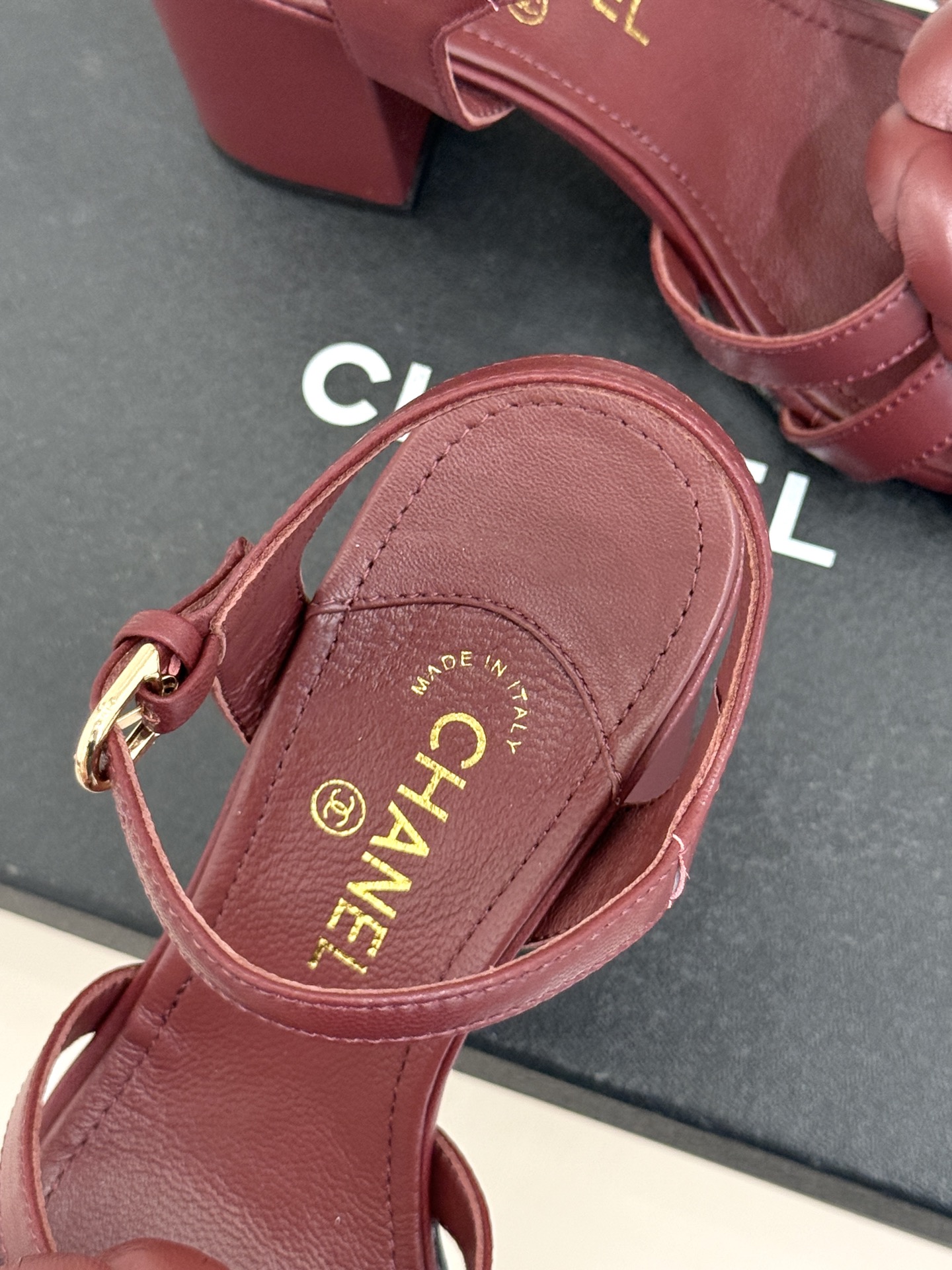 CHANE*｜小香26P春夏新品方头山茶花系列凉鞋当小香标志性的山茶花邂逅方头时髦精们的夏日出街搭子就有