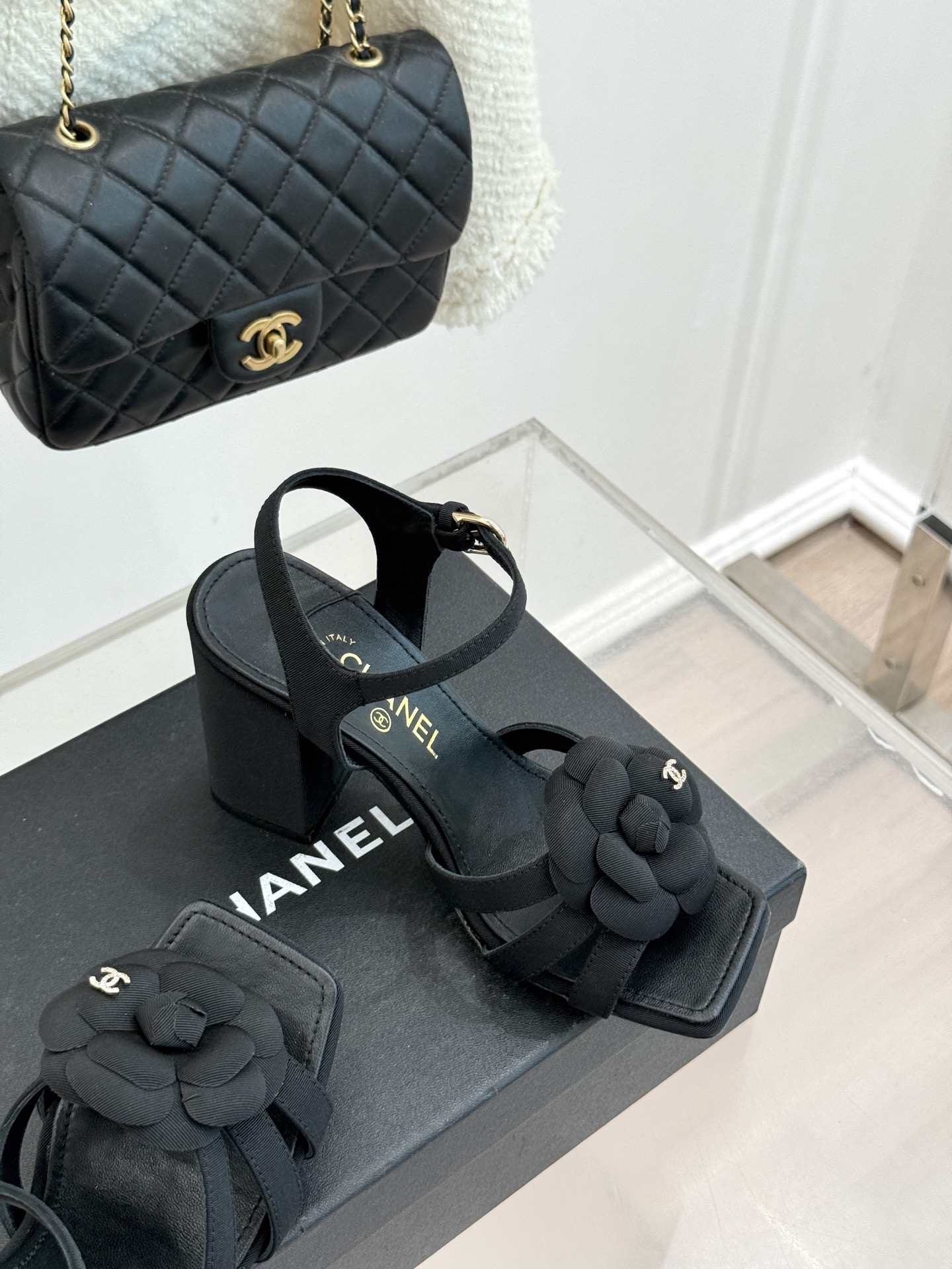 CHANE*｜小香26P春夏新品方头山茶花系列凉鞋当小香标志性的山茶花邂逅方头时髦精们的夏日出街搭子就有