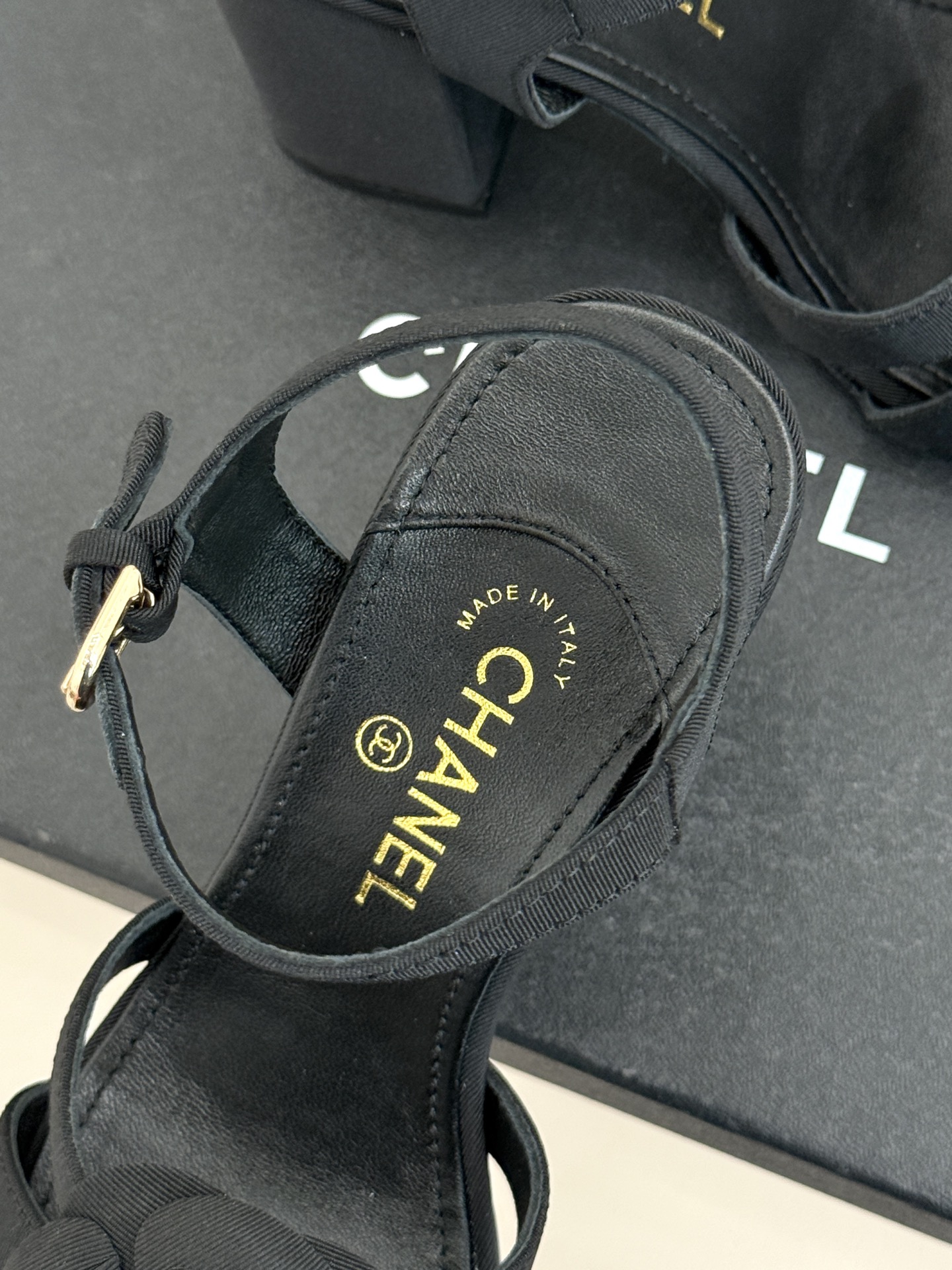 CHANE*｜小香26P春夏新品方头山茶花系列凉鞋当小香标志性的山茶花邂逅方头时髦精们的夏日出街搭子就有