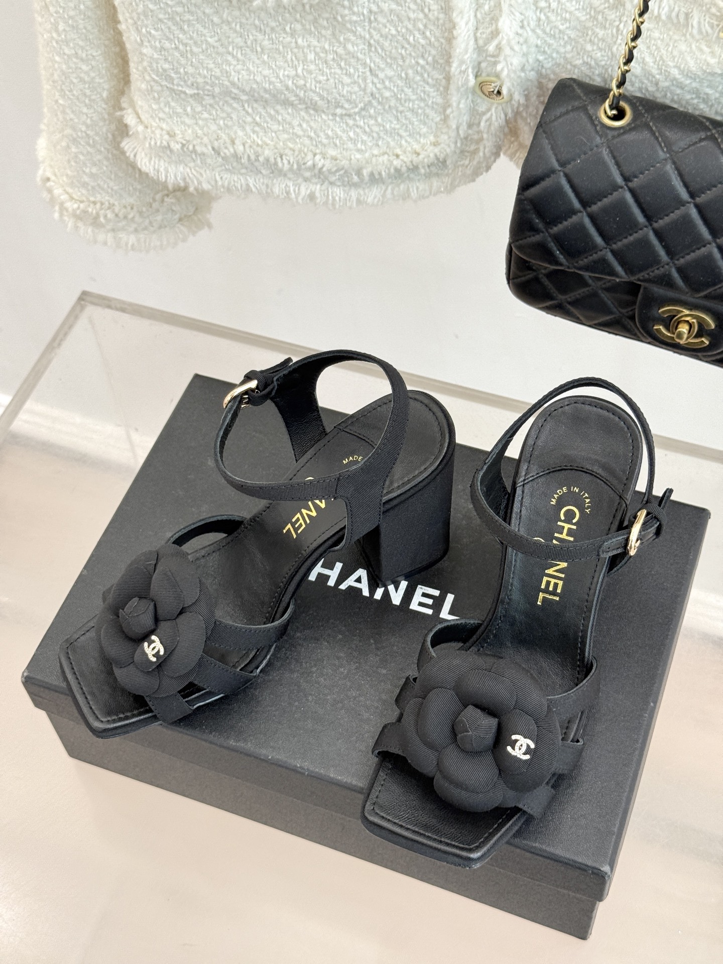 CHANE*｜小香26P春夏新品方头山茶花系列凉鞋当小香标志性的山茶花邂逅方头时髦精们的夏日出街搭子就有