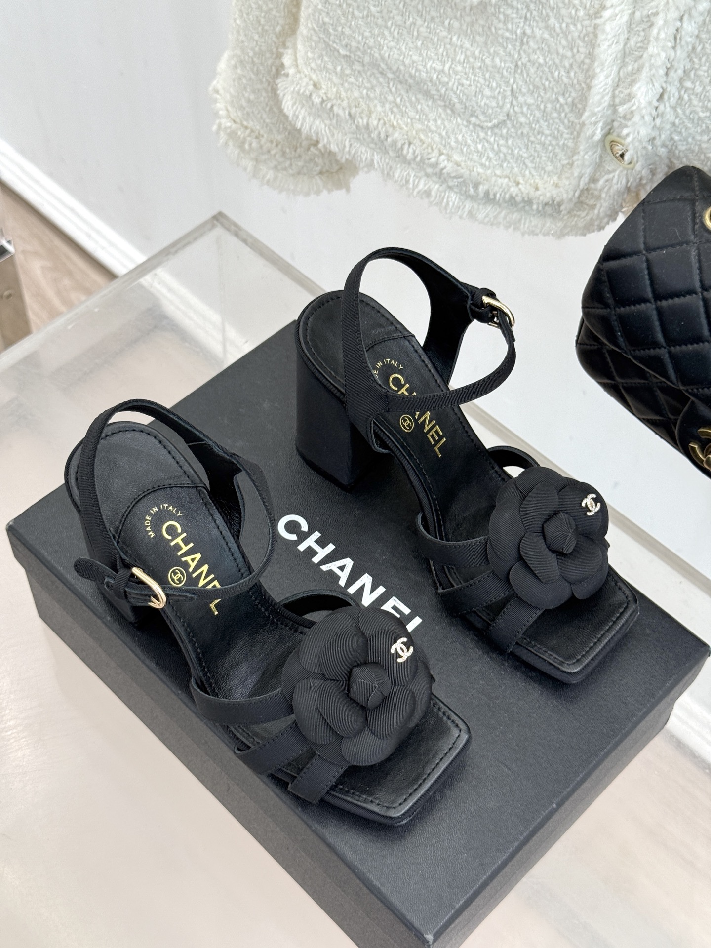 CHANE*｜小香26P春夏新品方头山茶花系列凉鞋当小香标志性的山茶花邂逅方头时髦精们的夏日出街搭子就有