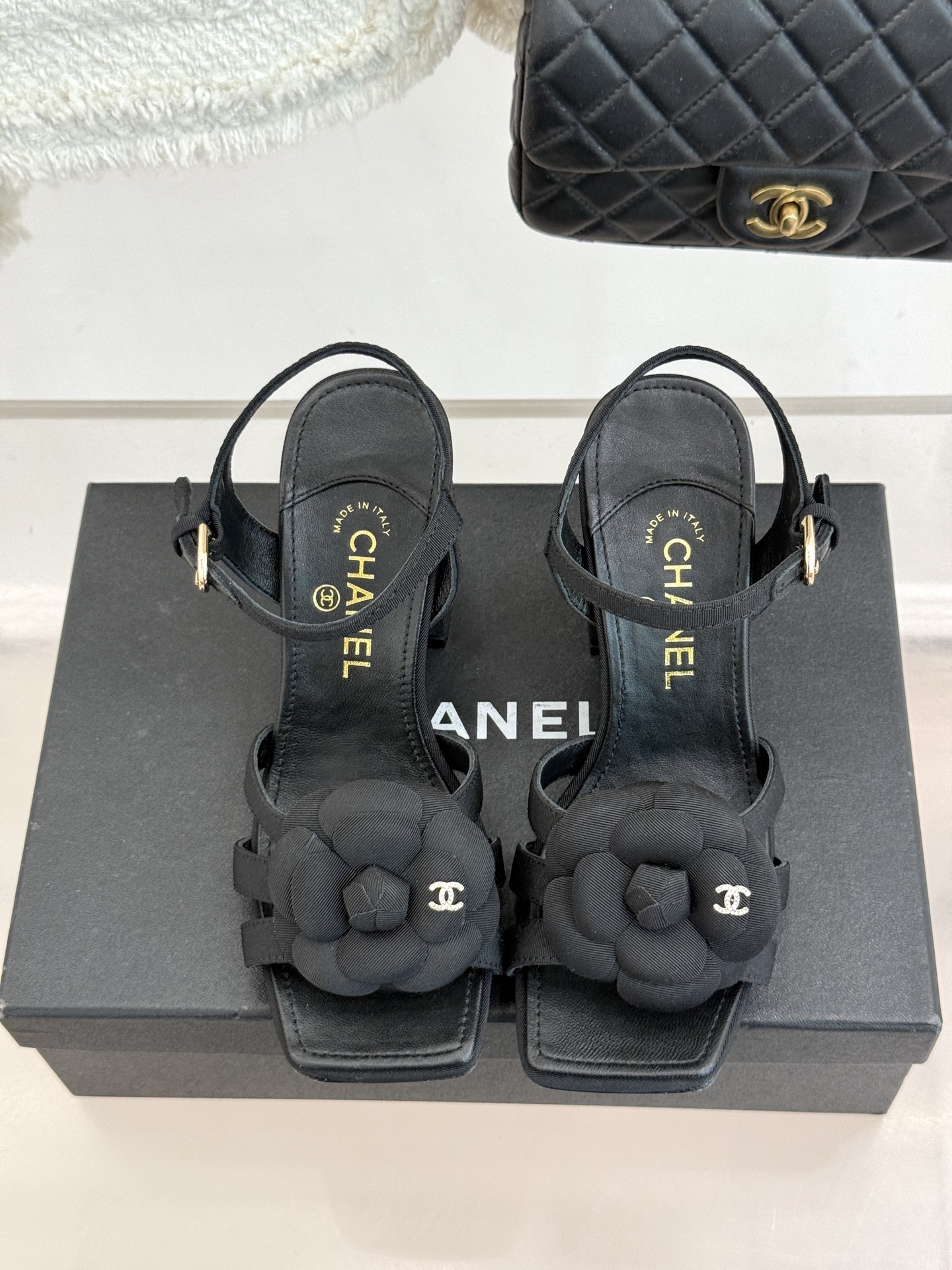 CHANE*｜小香26P春夏新品方头山茶花系列凉鞋当小香标志性的山茶花邂逅方头时髦精们的夏日出街搭子就有