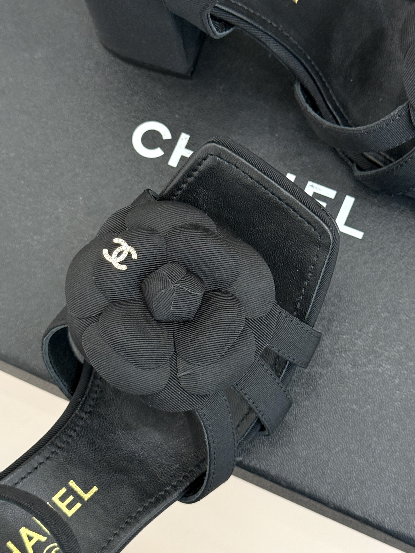 CHANE*｜小香26P春夏新品方头山茶花系列凉鞋当小香标志性的山茶花邂逅方头时髦精们的夏日出街搭子就有