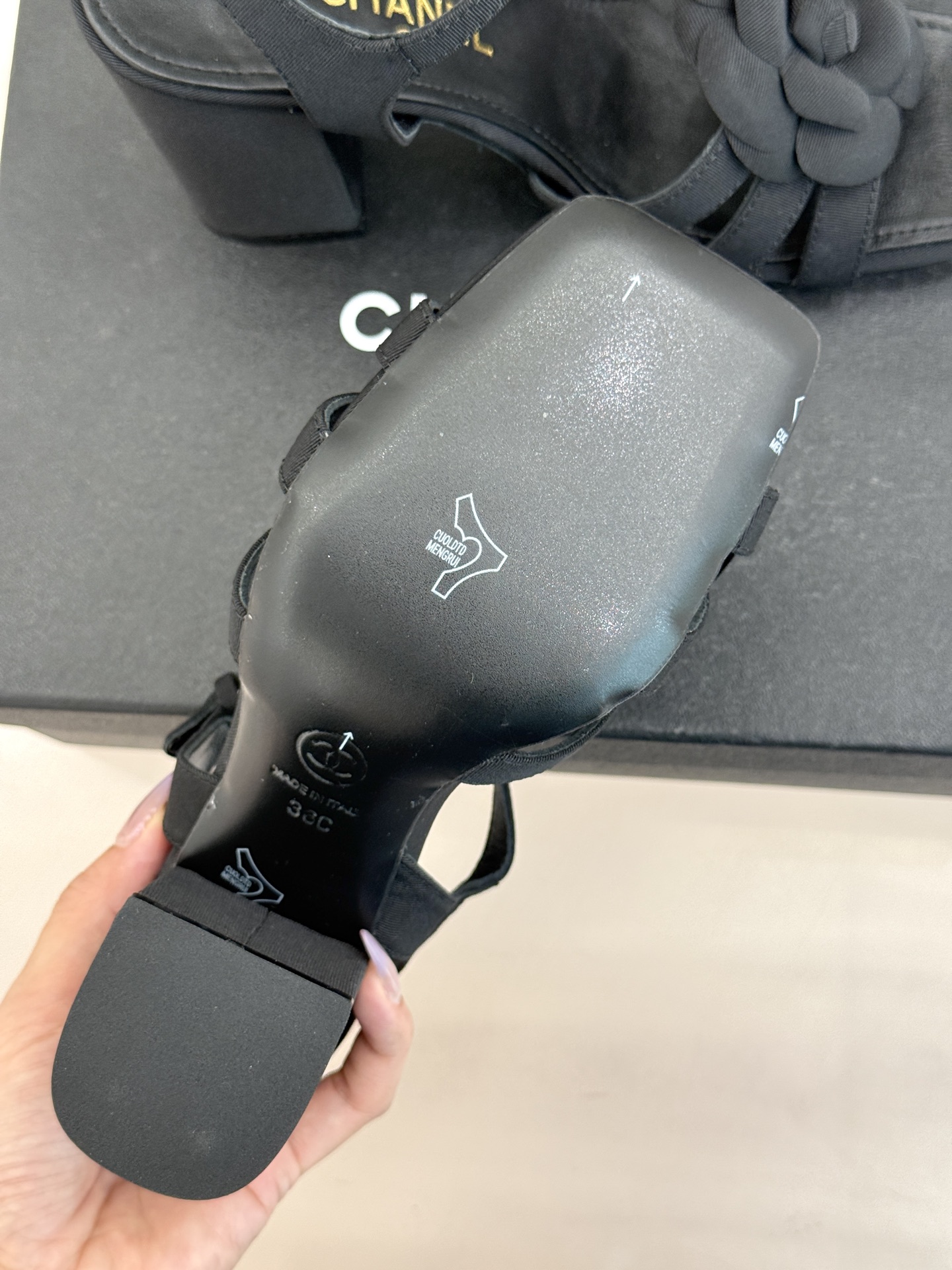 CHANE*｜小香26P春夏新品方头山茶花系列凉鞋当小香标志性的山茶花邂逅方头时髦精们的夏日出街搭子就有