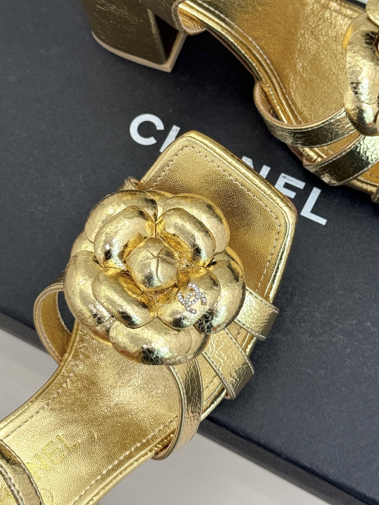 CHANE*｜小香26P春夏新品方头山茶花系列凉鞋当小香标志性的山茶花邂逅方头时髦精们的夏日出街搭子就有