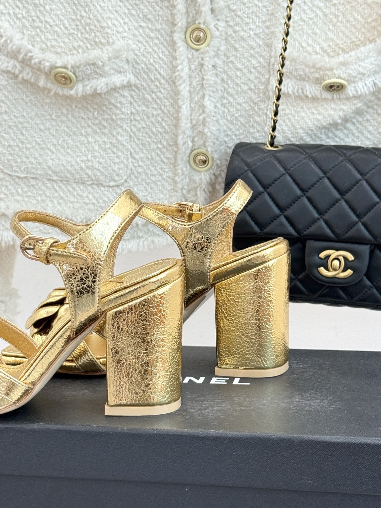 CHANE*｜小香26P春夏新品方头山茶花系列凉鞋当小香标志性的山茶花邂逅方头时髦精们的夏日出街搭子就有