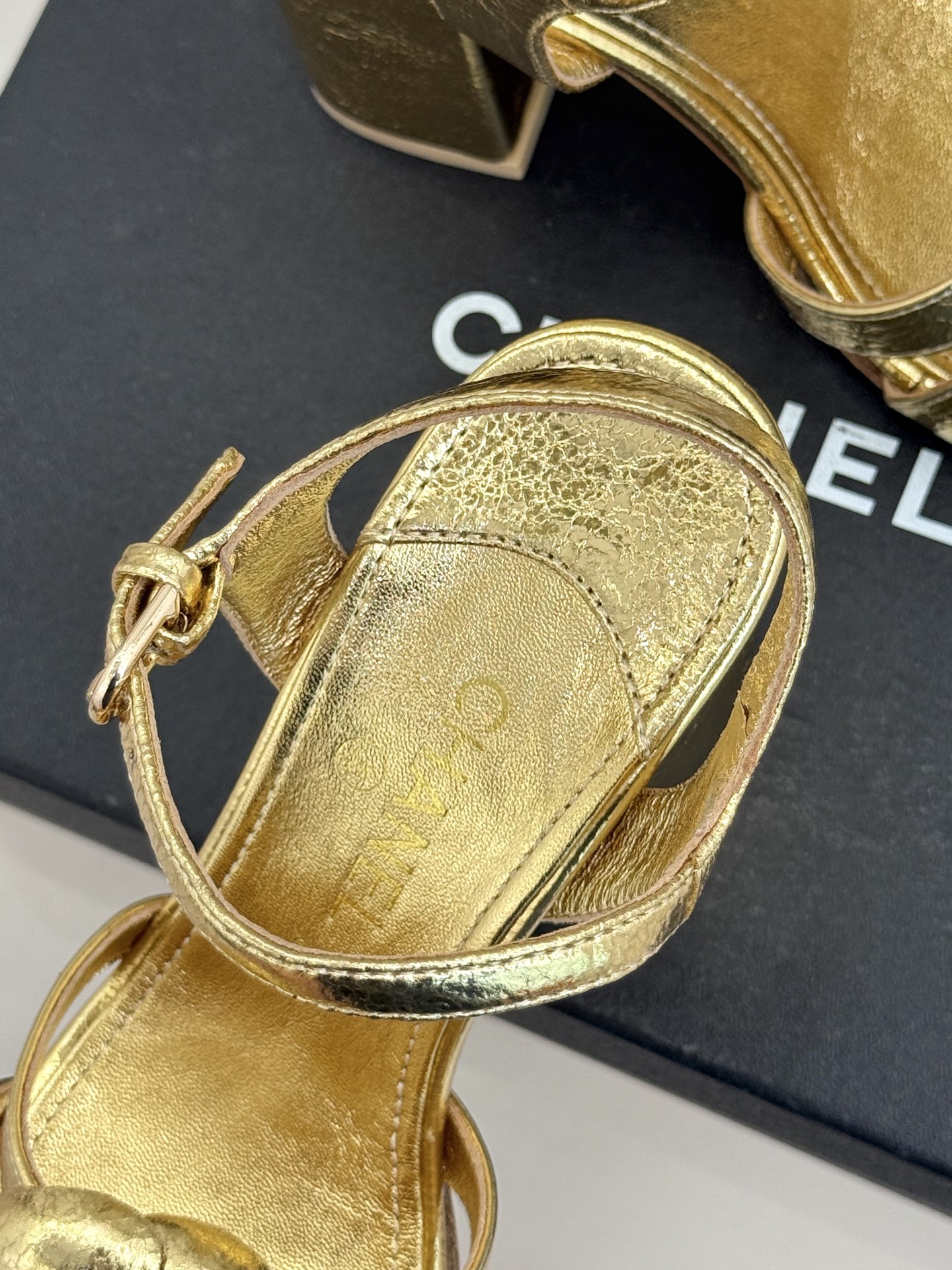 CHANE*｜小香26P春夏新品方头山茶花系列凉鞋当小香标志性的山茶花邂逅方头时髦精们的夏日出街搭子就有