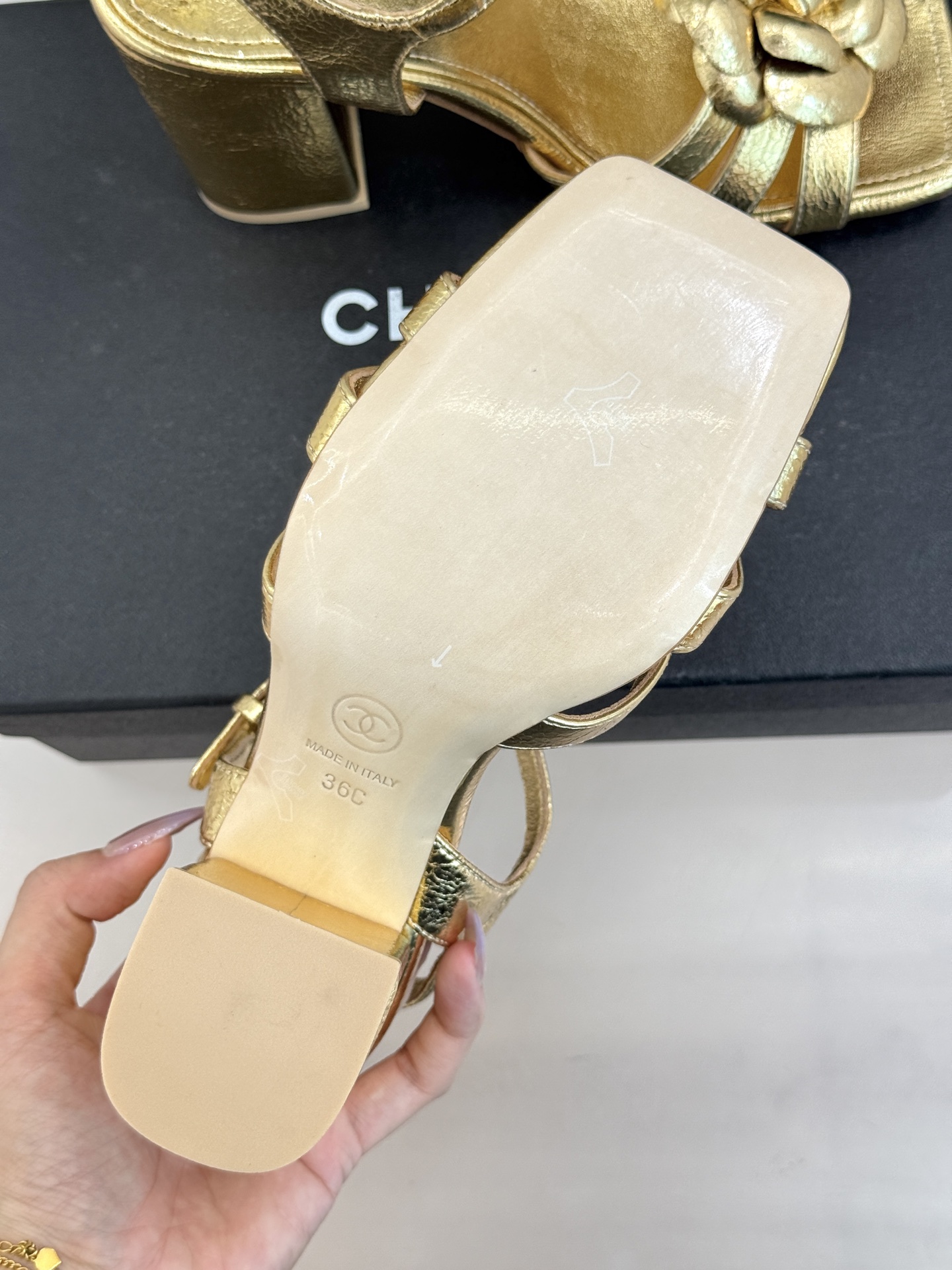 CHANE*｜小香26P春夏新品方头山茶花系列凉鞋当小香标志性的山茶花邂逅方头时髦精们的夏日出街搭子就有