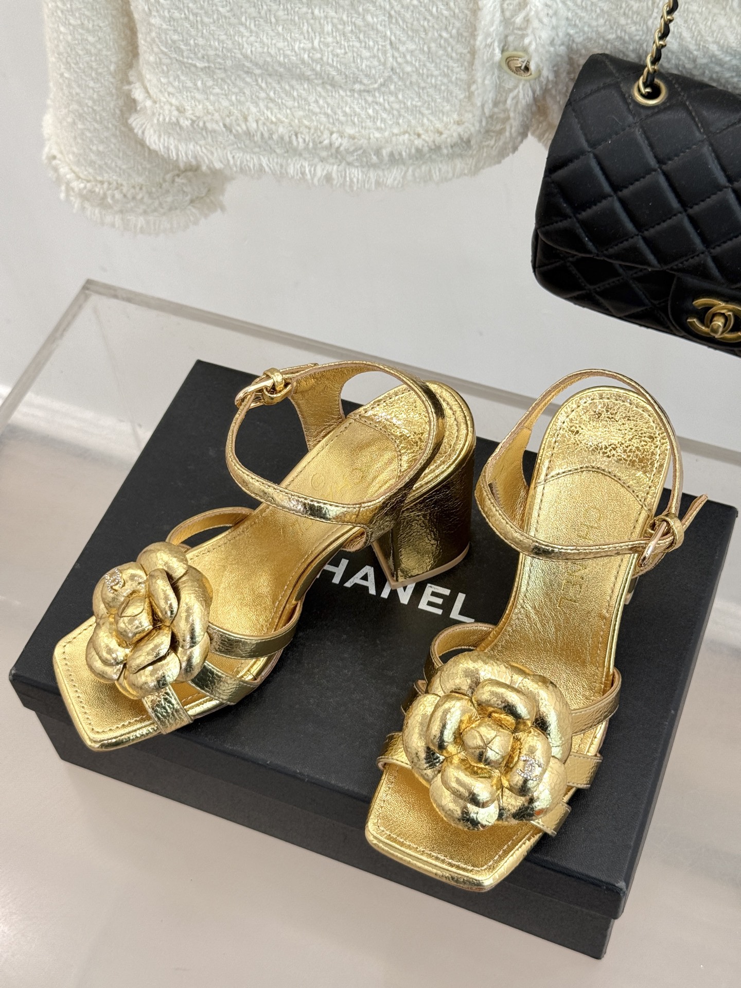 CHANE*｜小香26P春夏新品方头山茶花系列凉鞋当小香标志性的山茶花邂逅方头时髦精们的夏日出街搭子就有