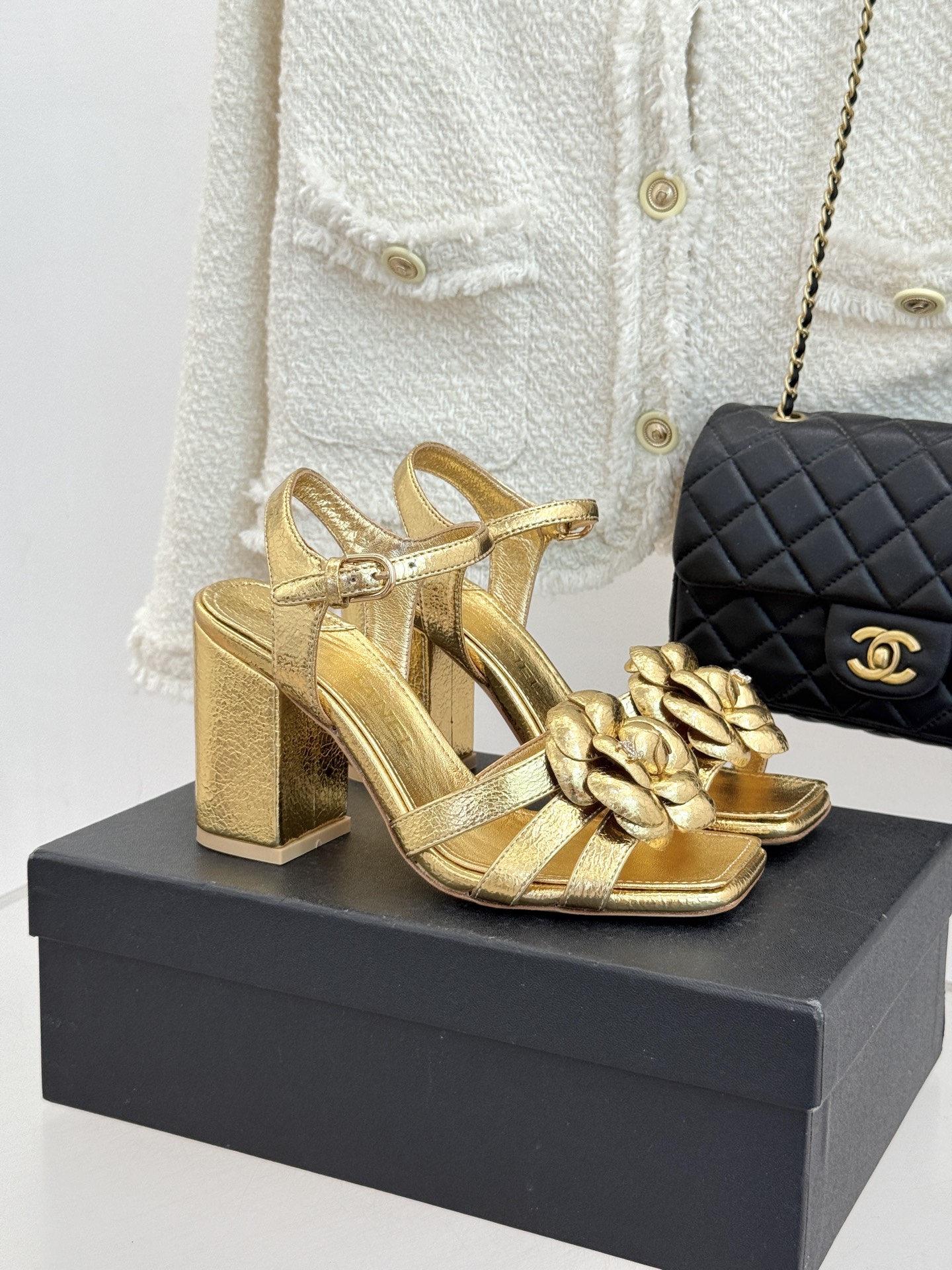 CHANE*｜小香26P春夏新品方头山茶花系列凉鞋当小香标志性的山茶花邂逅方头时髦精们的夏日出街搭子就有