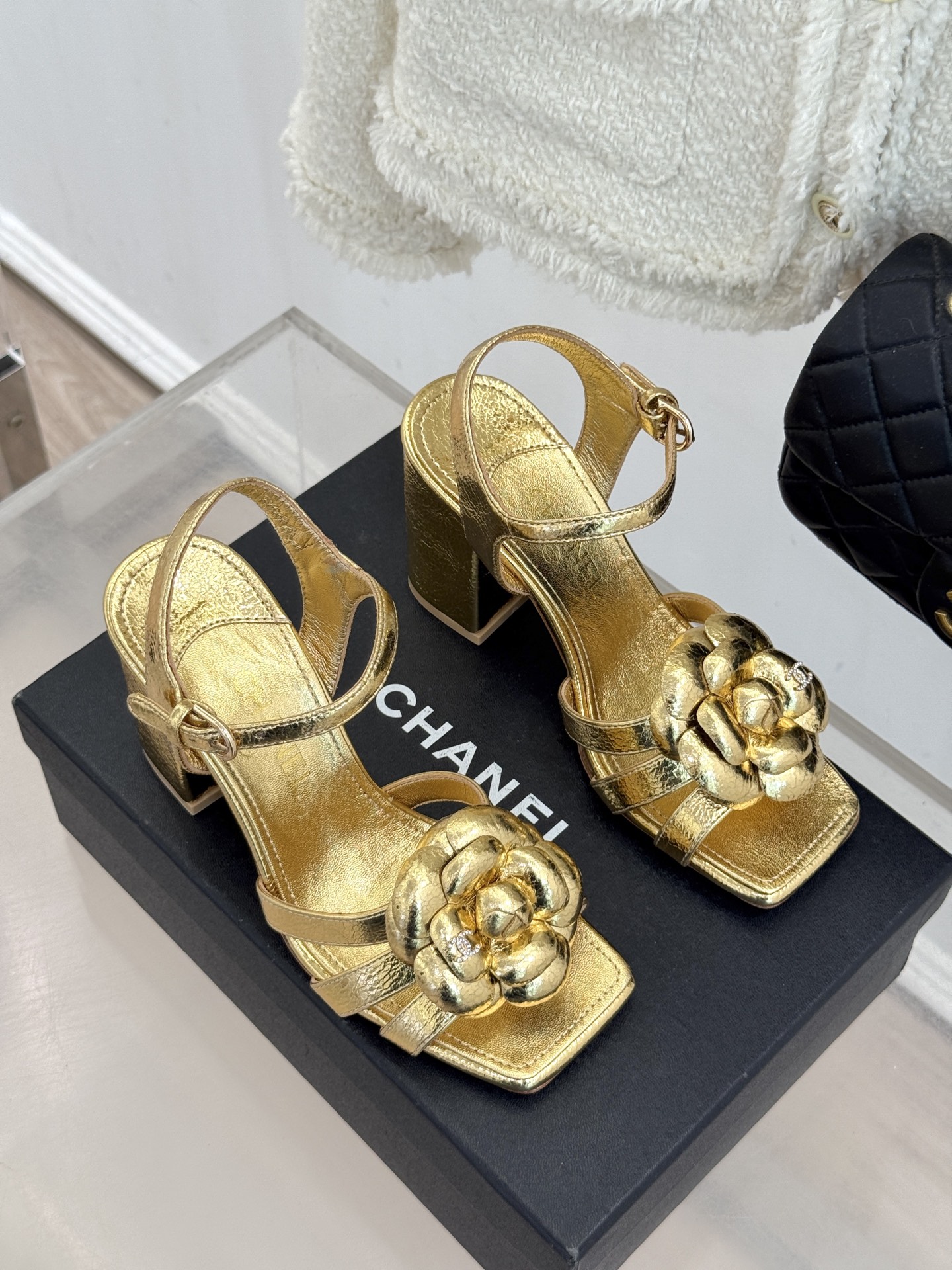 CHANE*｜小香26P春夏新品方头山茶花系列凉鞋当小香标志性的山茶花邂逅方头时髦精们的夏日出街搭子就有