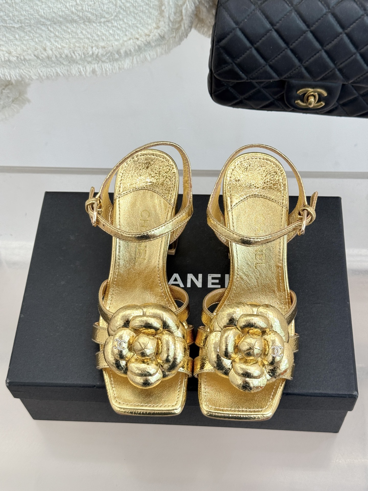 CHANE*｜小香26P春夏新品方头山茶花系列凉鞋当小香标志性的山茶花邂逅方头时髦精们的夏日出街搭子就有