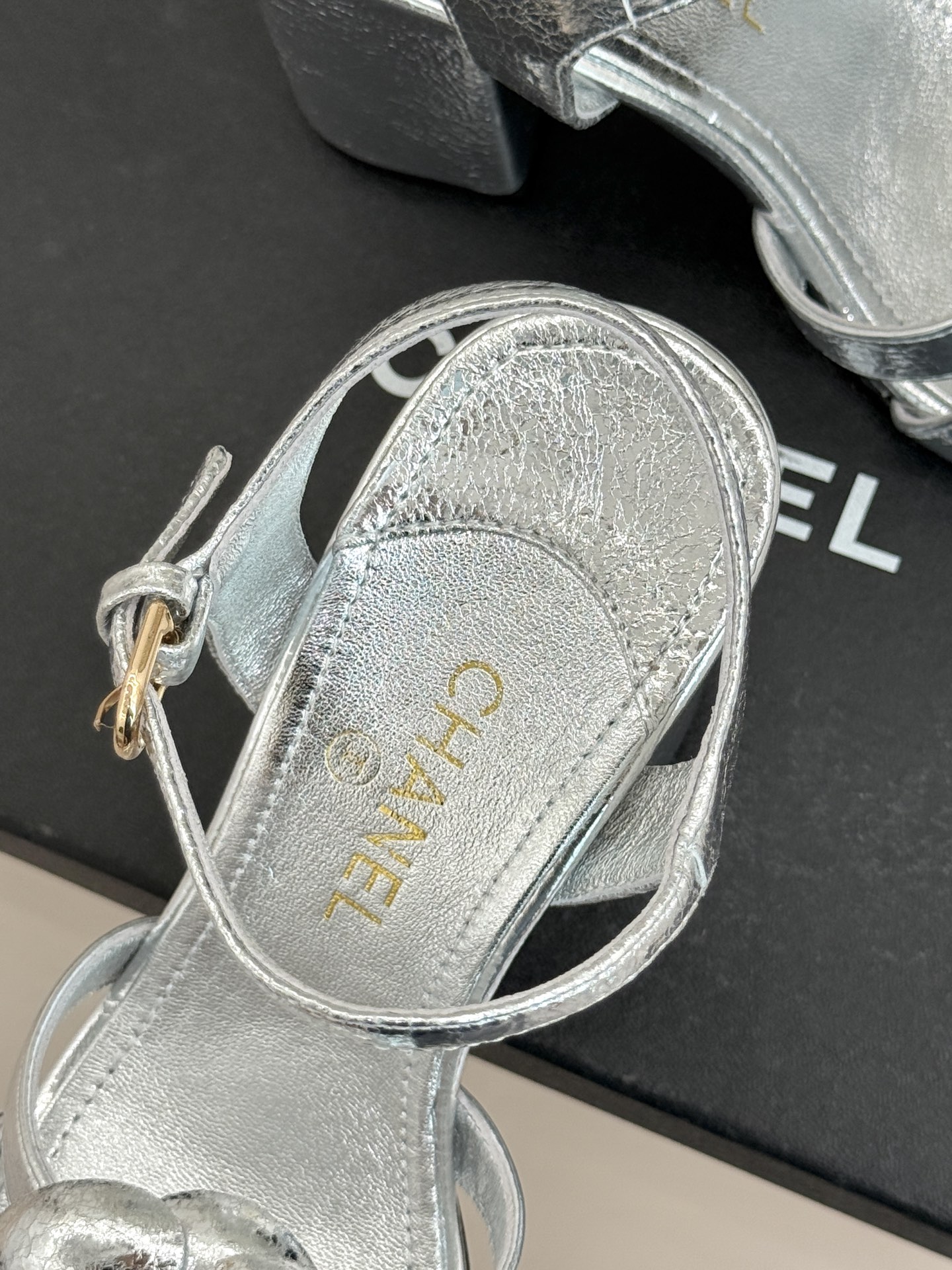 CHANE*｜小香26P春夏新品方头山茶花系列凉鞋当小香标志性的山茶花邂逅方头时髦精们的夏日出街搭子就有