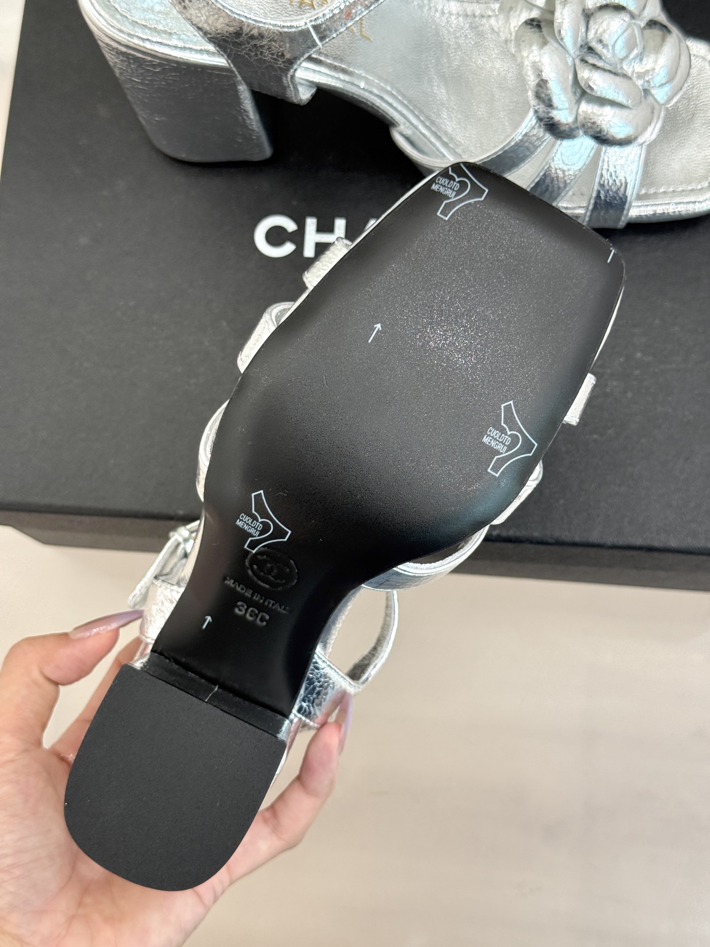 CHANE*｜小香26P春夏新品方头山茶花系列凉鞋当小香标志性的山茶花邂逅方头时髦精们的夏日出街搭子就有