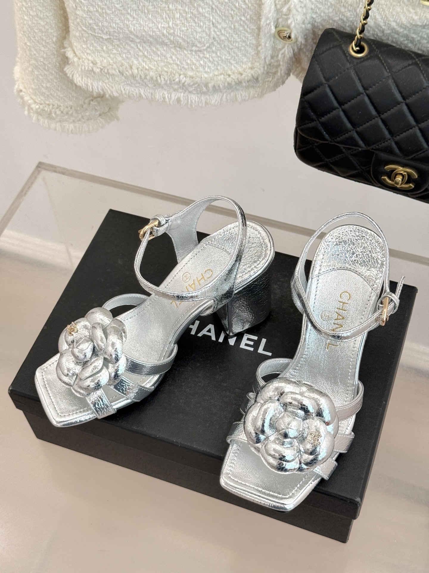 CHANE*｜小香26P春夏新品方头山茶花系列凉鞋当小香标志性的山茶花邂逅方头时髦精们的夏日出街搭子就有