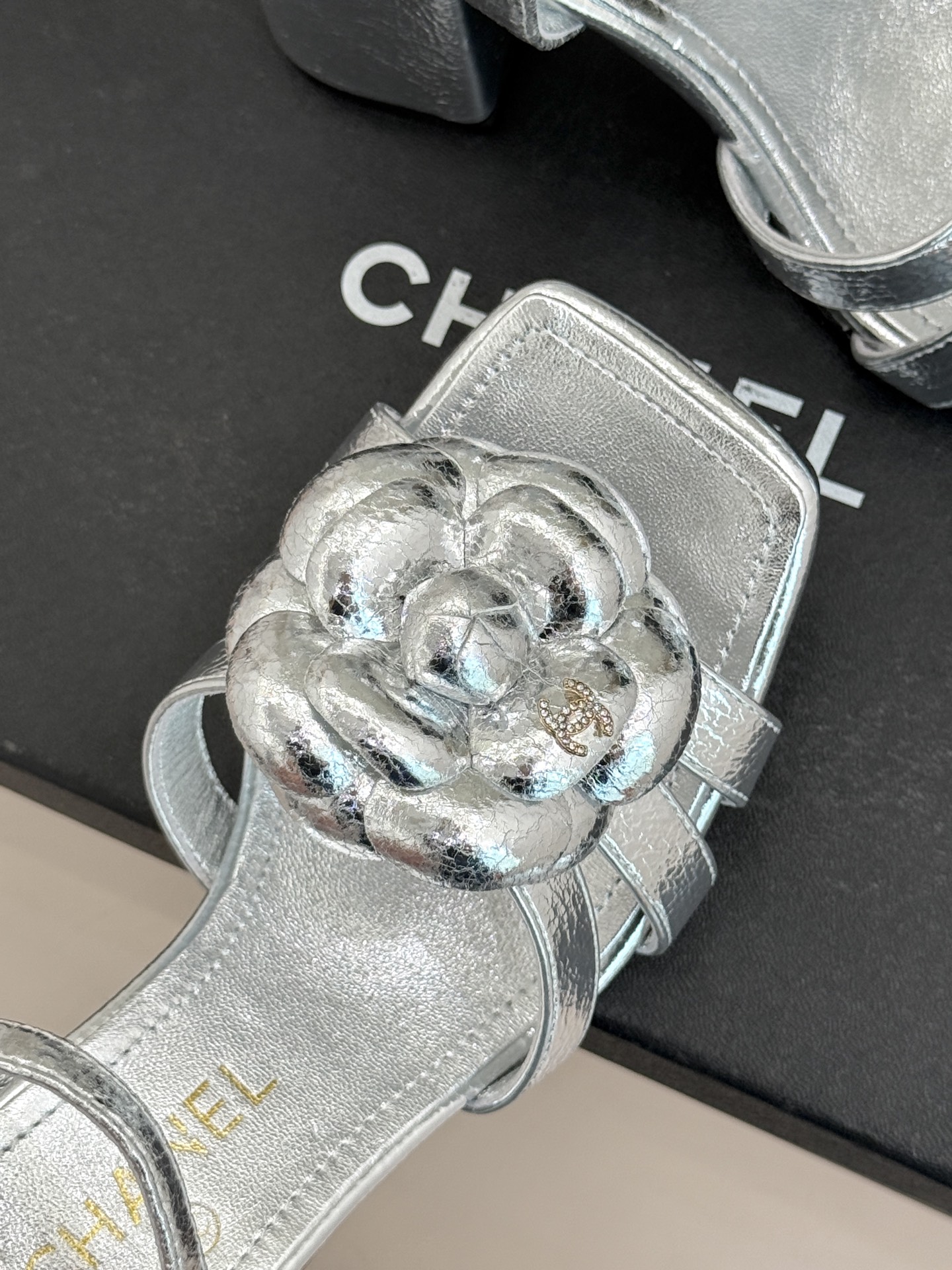 CHANE*｜小香26P春夏新品方头山茶花系列凉鞋当小香标志性的山茶花邂逅方头时髦精们的夏日出街搭子就有