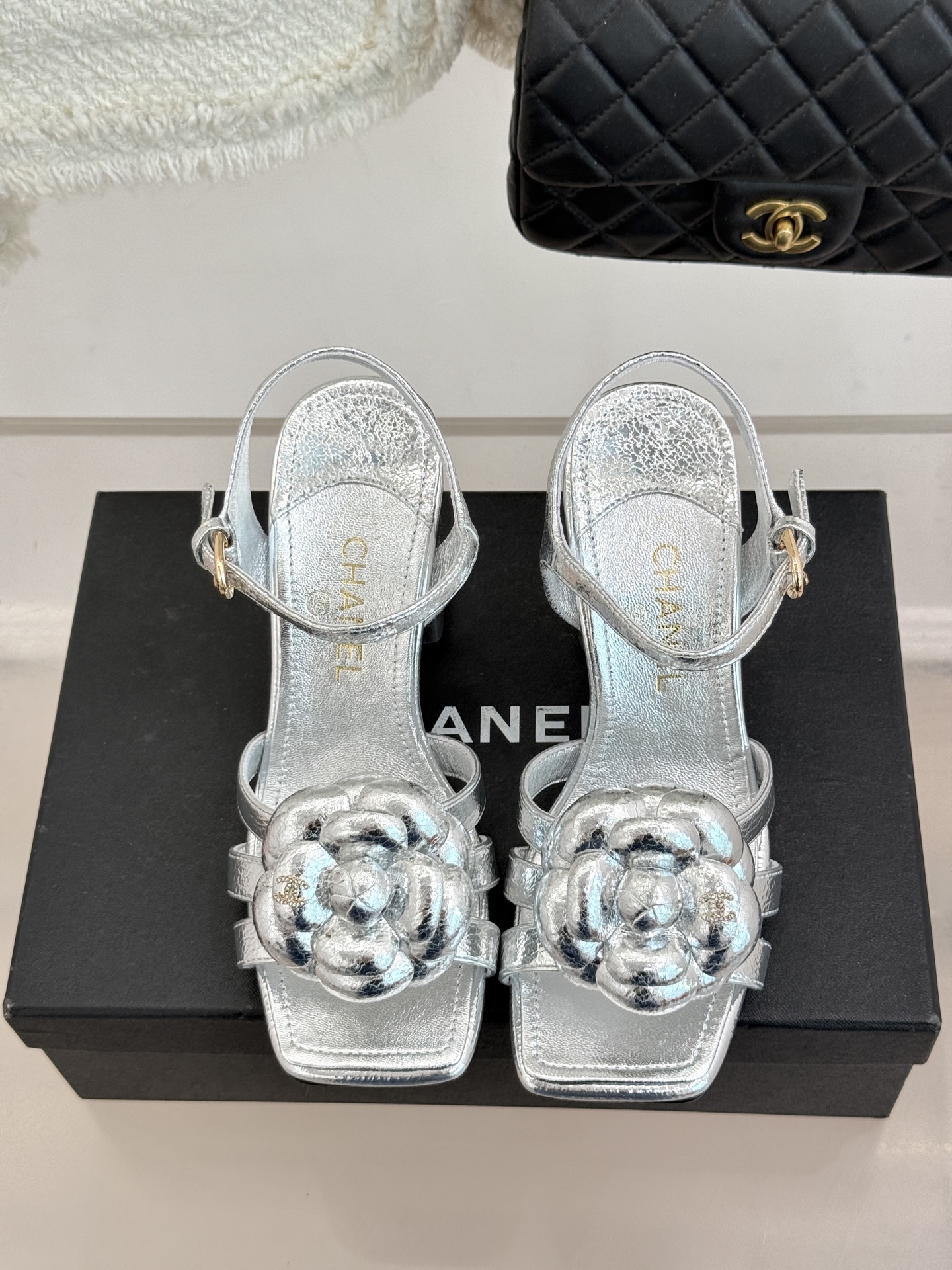 CHANE*｜小香26P春夏新品方头山茶花系列凉鞋当小香标志性的山茶花邂逅方头时髦精们的夏日出街搭子就有