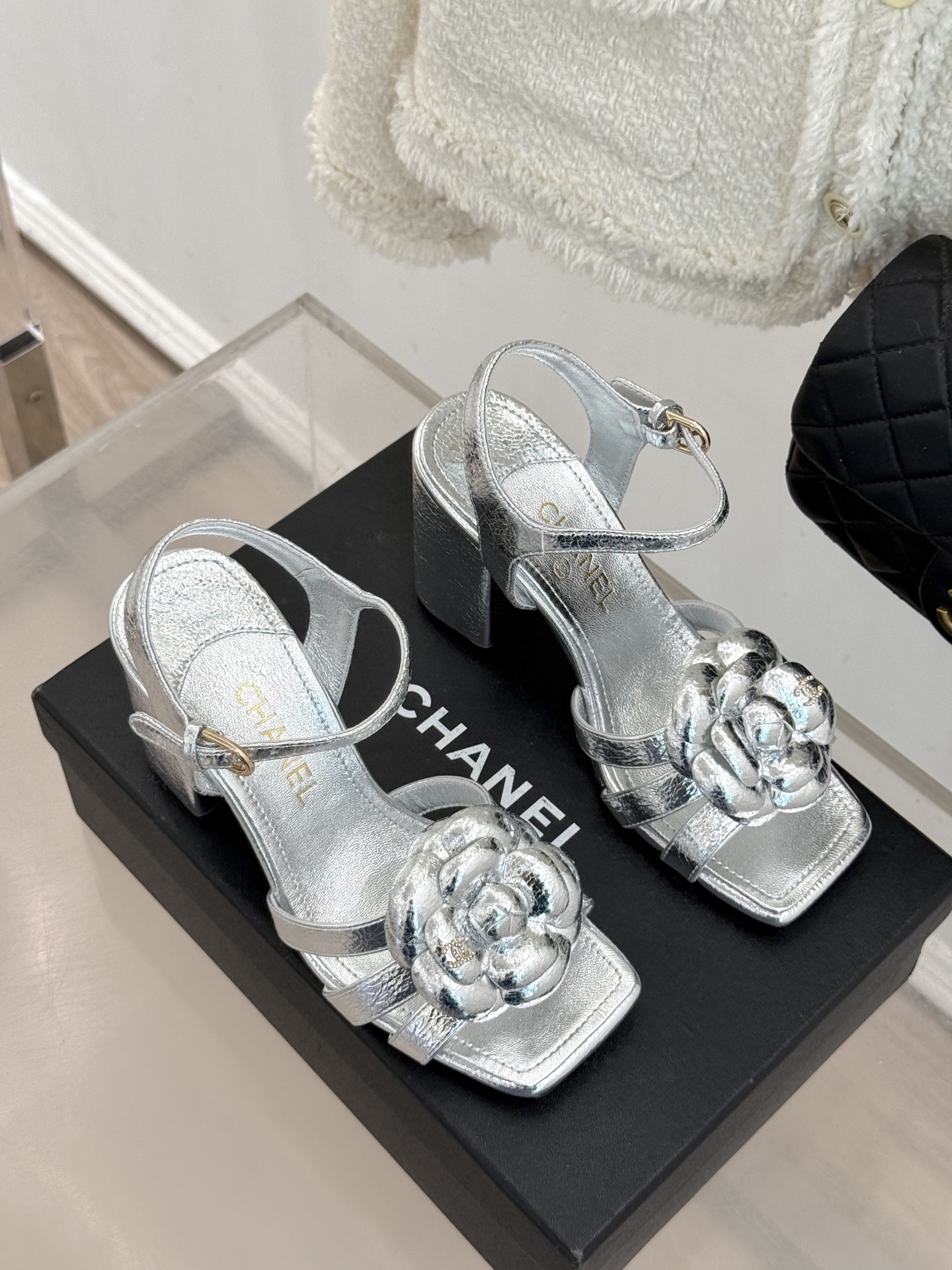 CHANE*｜小香26P春夏新品方头山茶花系列凉鞋当小香标志性的山茶花邂逅方头时髦精们的夏日出街搭子就有