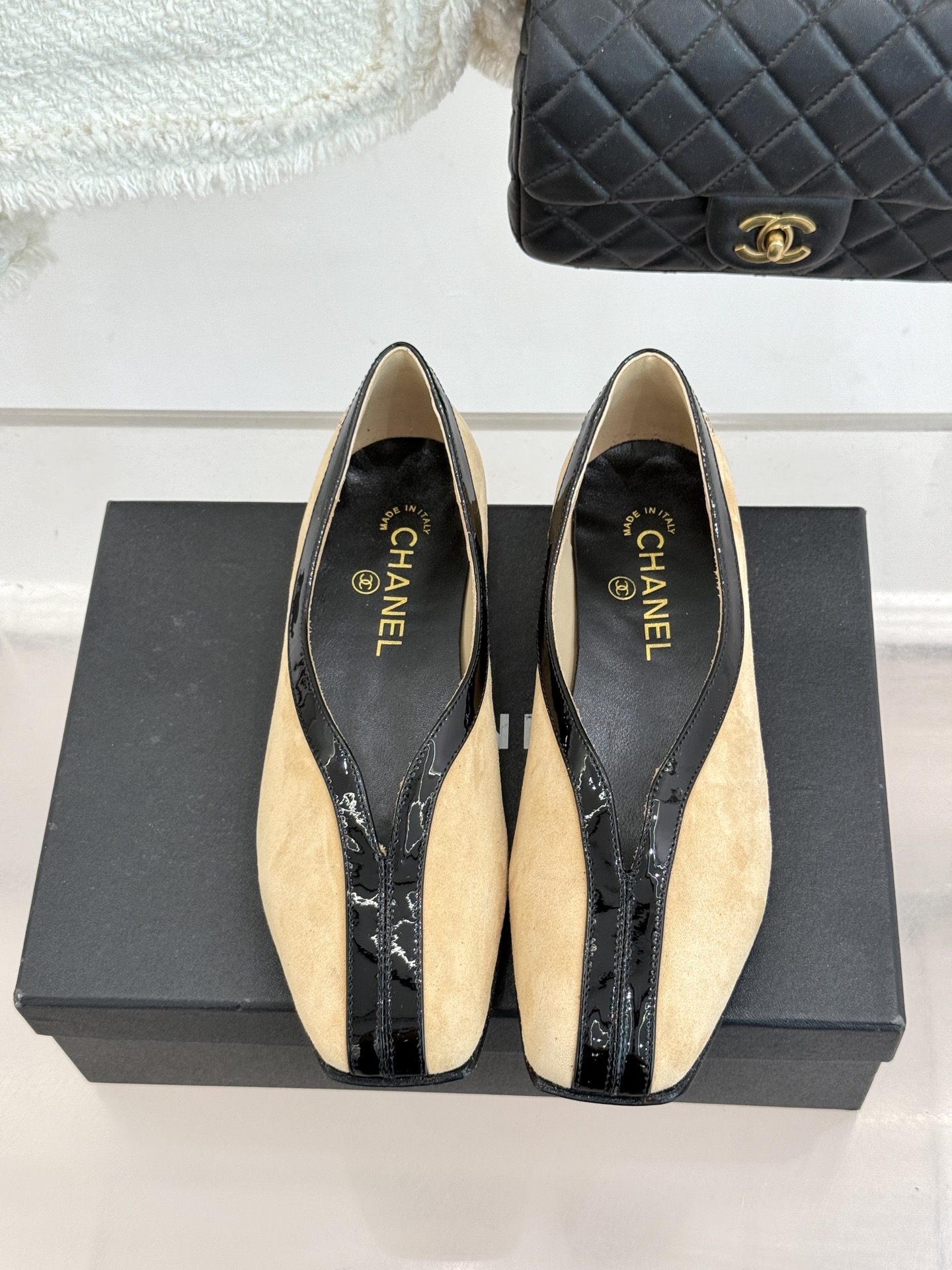 CHANE*｜小香26P小双C鳄鱼纹拼色V口方头平底单鞋以极简轮廓藏奢美细节。鳄鱼纹牛皮自带复古肌理漆皮