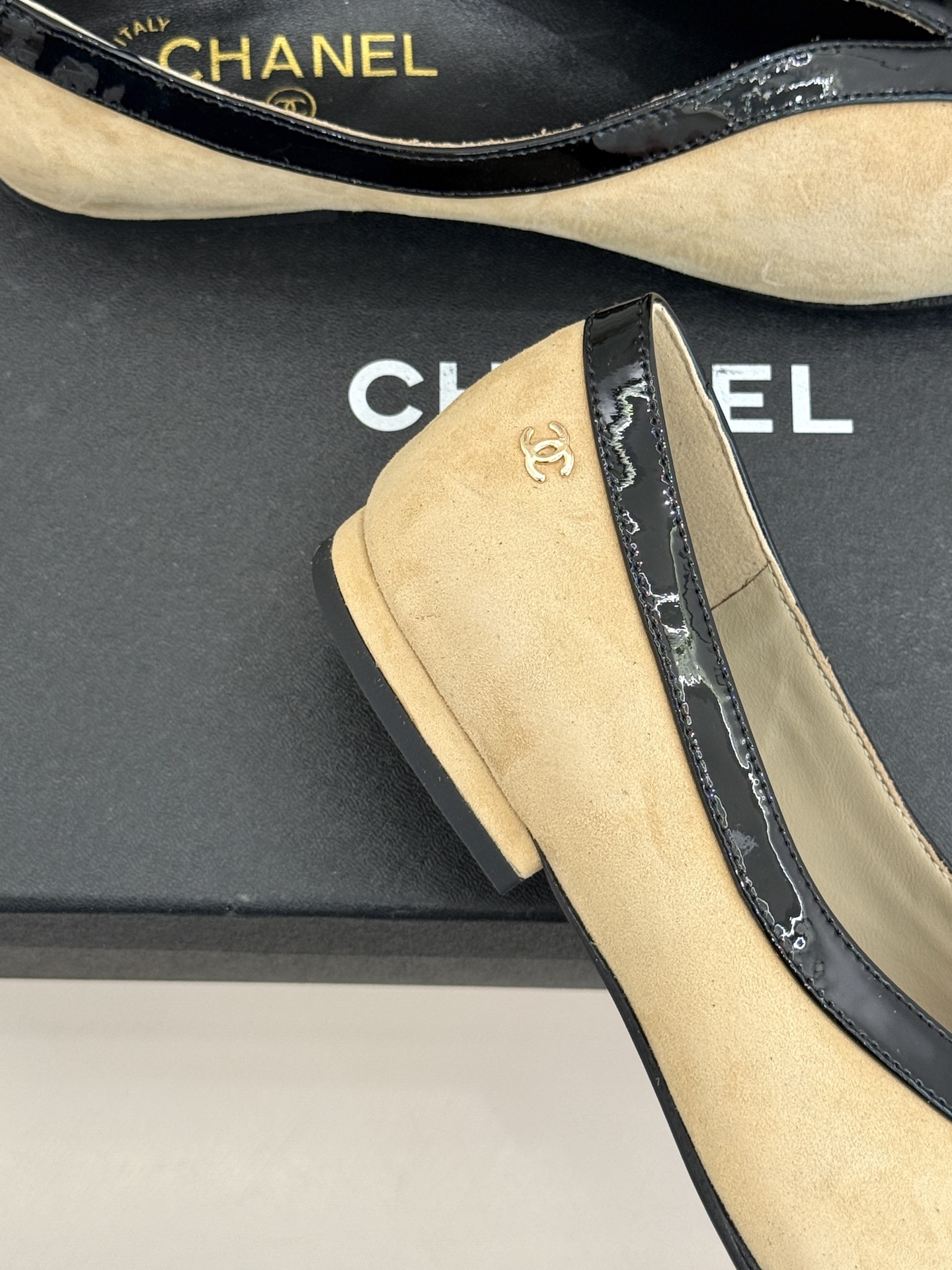 CHANE*｜小香26P小双C鳄鱼纹拼色V口方头平底单鞋以极简轮廓藏奢美细节。鳄鱼纹牛皮自带复古肌理漆皮