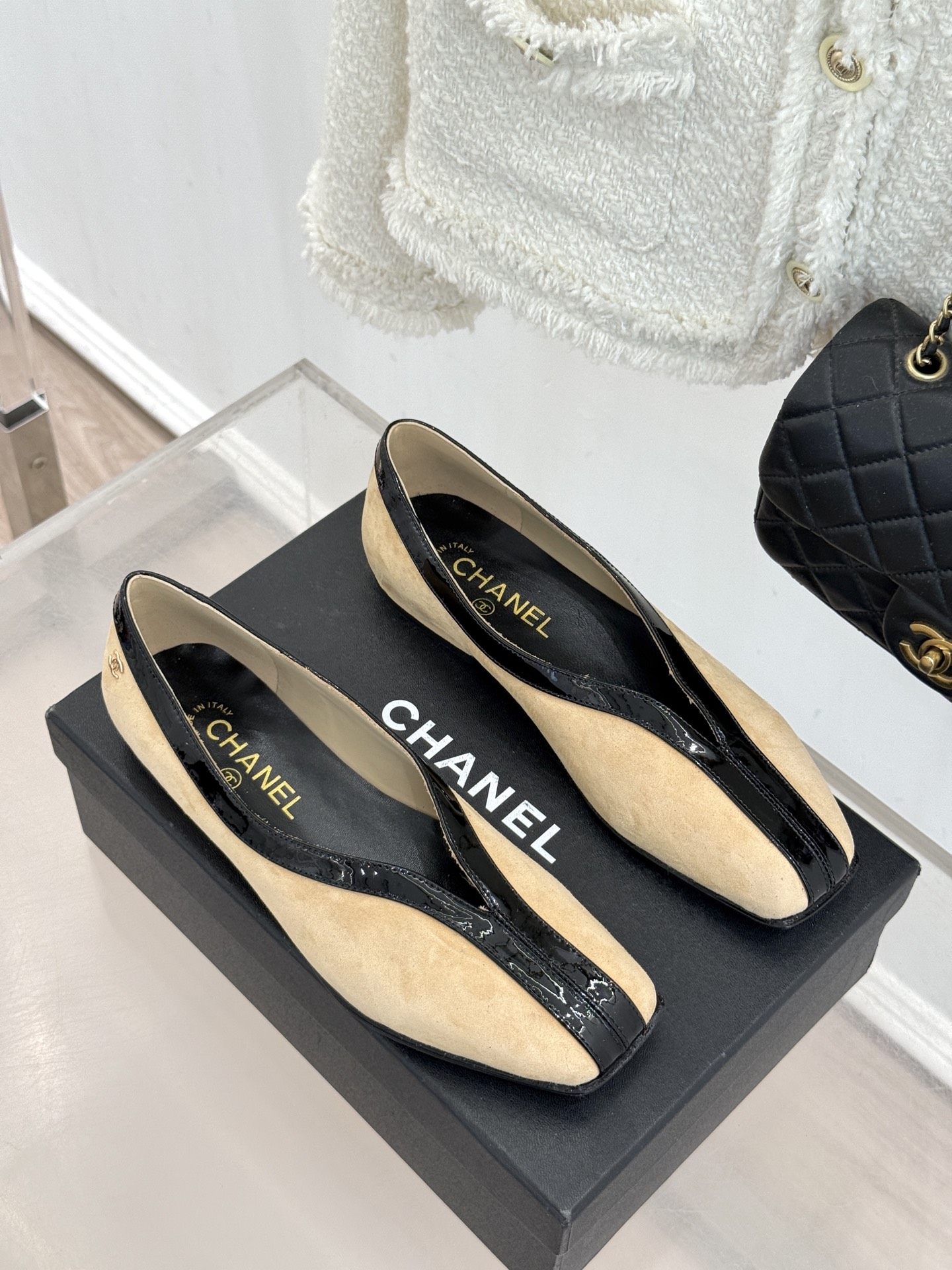 CHANE*｜小香26P小双C鳄鱼纹拼色V口方头平底单鞋以极简轮廓藏奢美细节。鳄鱼纹牛皮自带复古肌理漆皮