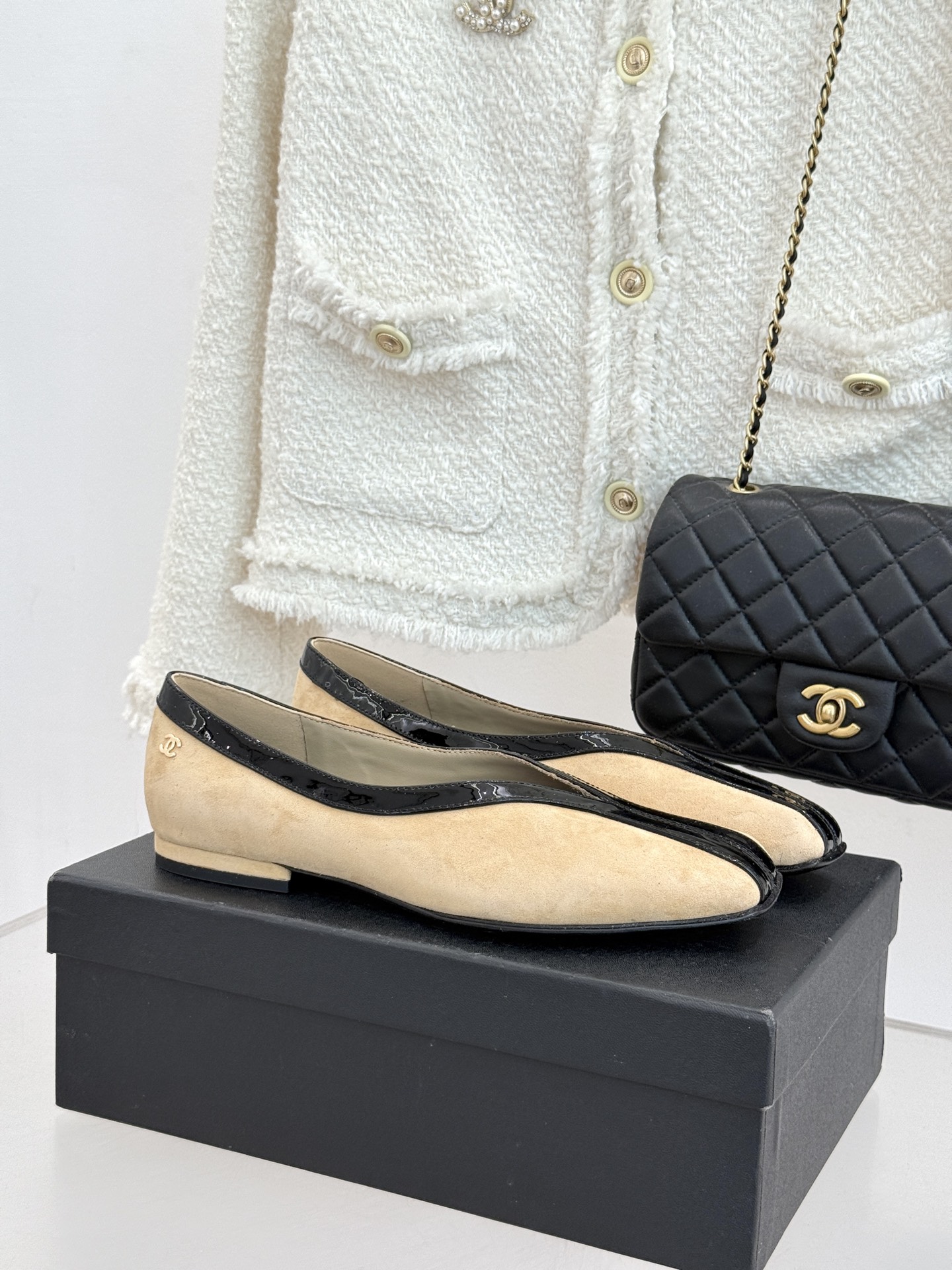 CHANE*｜小香26P小双C鳄鱼纹拼色V口方头平底单鞋以极简轮廓藏奢美细节。鳄鱼纹牛皮自带复古肌理漆皮