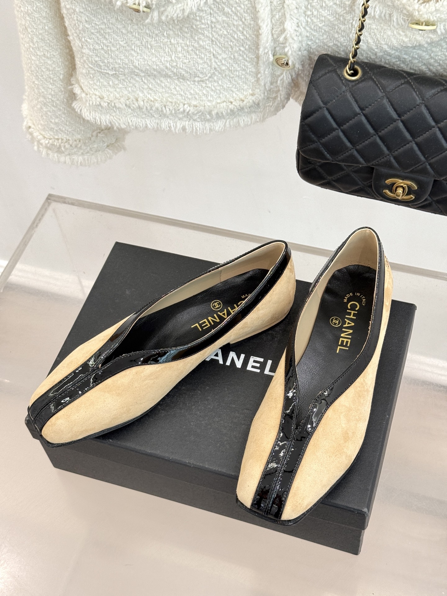 CHANE*｜小香26P小双C鳄鱼纹拼色V口方头平底单鞋以极简轮廓藏奢美细节。鳄鱼纹牛皮自带复古肌理漆皮