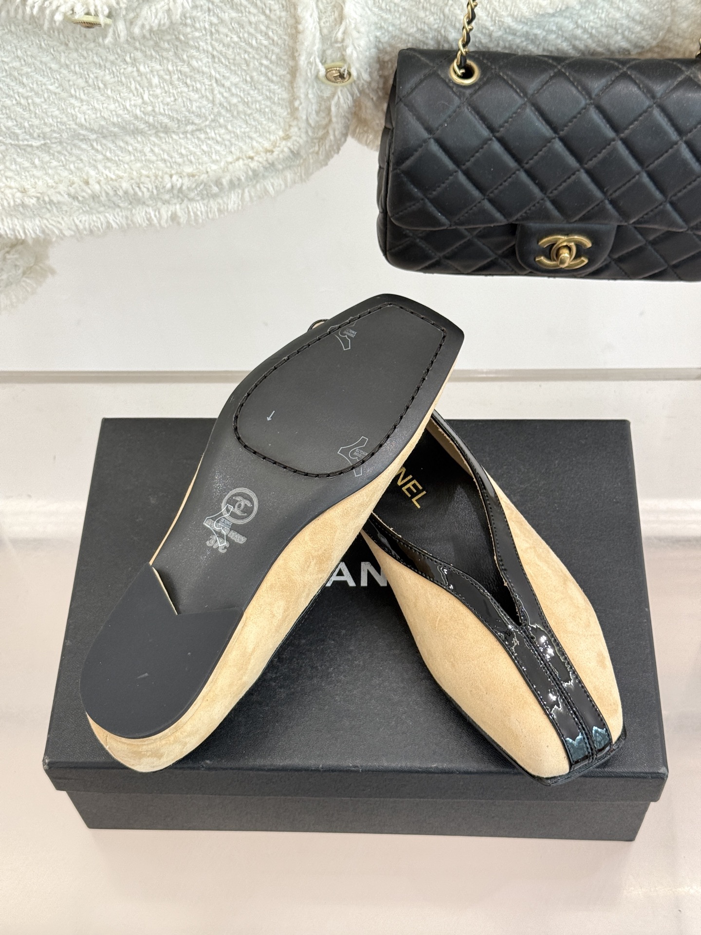 CHANE*｜小香26P小双C鳄鱼纹拼色V口方头平底单鞋以极简轮廓藏奢美细节。鳄鱼纹牛皮自带复古肌理漆皮